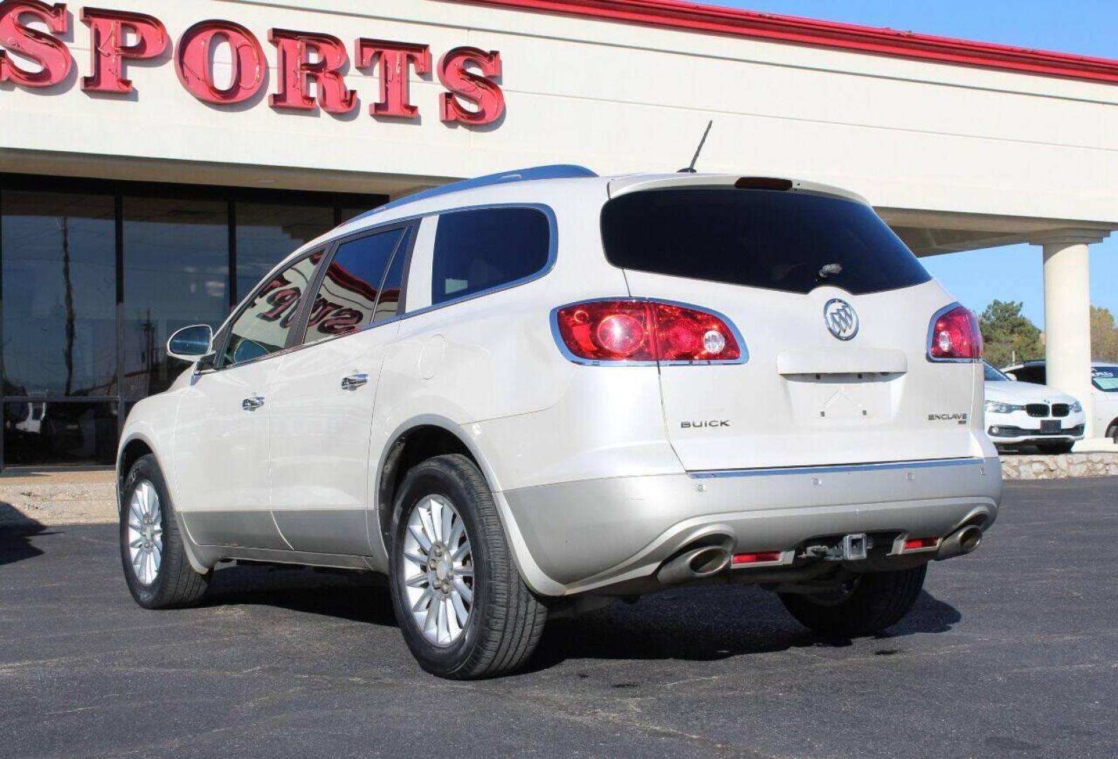 2012 White Buick Enclave Leather AWD (5GAKVCED6CJ) with an 3.6L V6 DOHC 24V engine, 6-Speed Automatic Overdrive transmission, located at 4301 NW 39th , Oklahoma City, OK, 73112, (405) 949-5600, 35.512135, -97.598671 - Photo#5