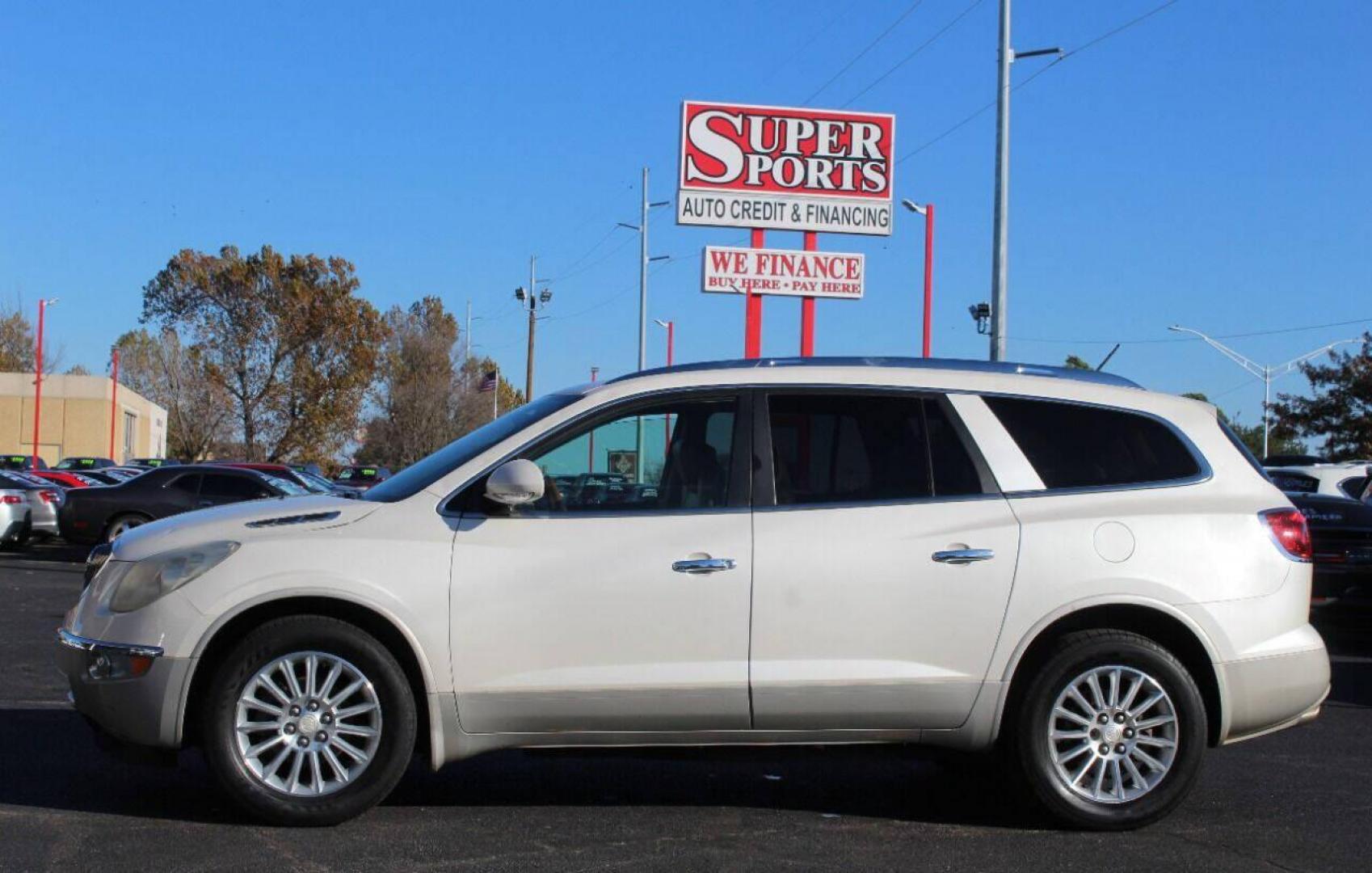 2012 White Buick Enclave Leather AWD (5GAKVCED6CJ) with an 3.6L V6 DOHC 24V engine, 6-Speed Automatic Overdrive transmission, located at 4301 NW 39th , Oklahoma City, OK, 73112, (405) 949-5600, 35.512135, -97.598671 - Photo#6