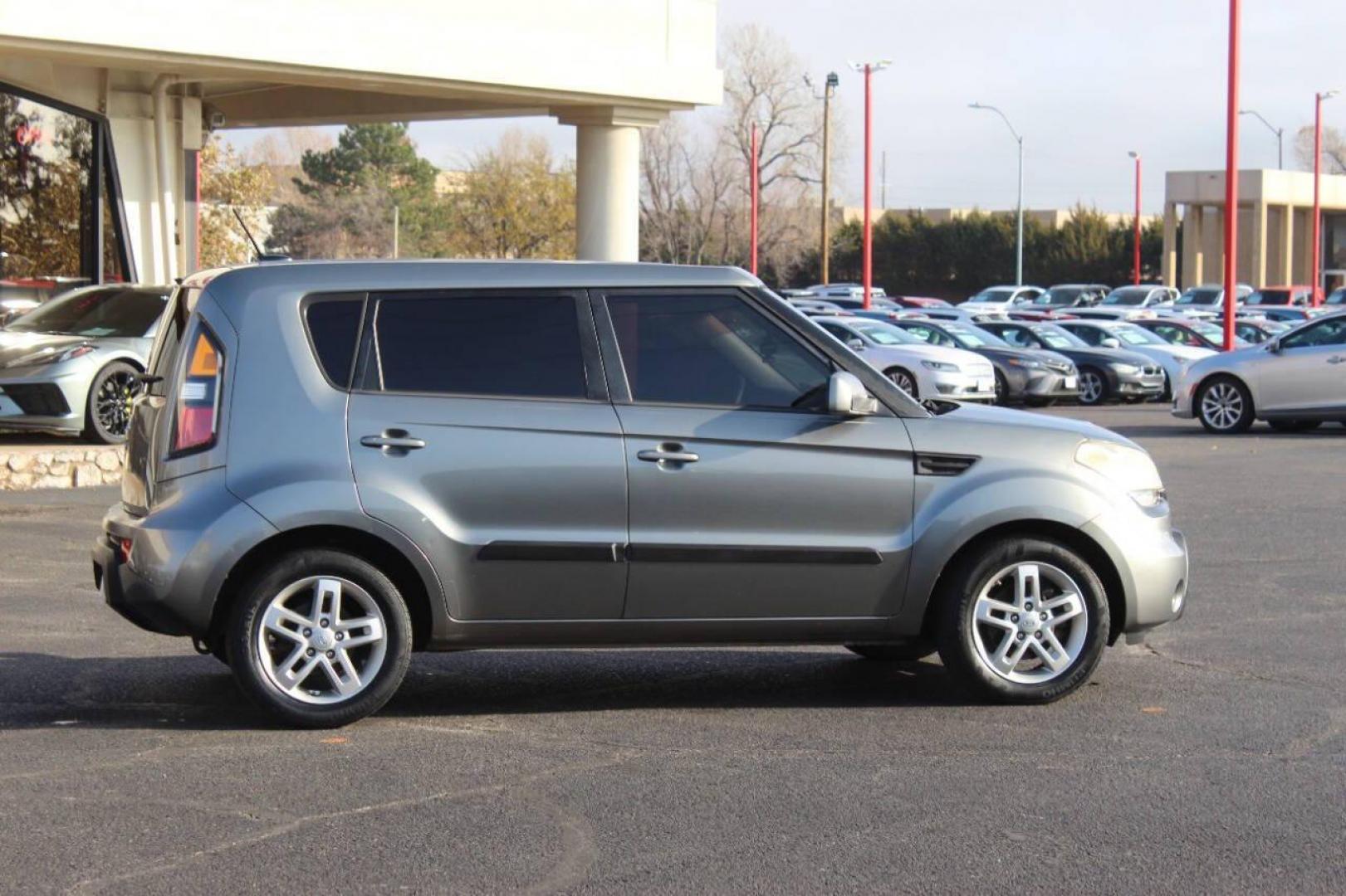 2011 Gray Kia Soul ! (KNDJT2A27B7) with an 2.0L L4 DOHC 16V engine, Automatic 4-Speed transmission, located at 4301 NW 39th , Oklahoma City, OK, 73112, (405) 949-5600, 35.512135, -97.598671 - NO DRIVERS LICENCE NO-FULL COVERAGE INSURANCE-NO CREDIT CHECK. COME ON OVER TO SUPERSPORTS AND TAKE A LOOK AND TEST DRIVE. PLEASE GIVE US A CALL AT (405) 949-5600. NO LICENSIA DE MANEJAR- NO SEGURO DE COBERTURA TOTAL- NO VERIFICACCION DE CREDITO. POR FAVOR VENGAN A SUPERSPORTS, ECHE UN - Photo#2