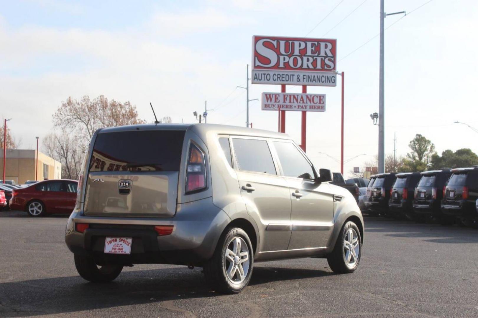 2011 Gray Kia Soul ! (KNDJT2A27B7) with an 2.0L L4 DOHC 16V engine, Automatic 4-Speed transmission, located at 4301 NW 39th , Oklahoma City, OK, 73112, (405) 949-5600, 35.512135, -97.598671 - NO DRIVERS LICENCE NO-FULL COVERAGE INSURANCE-NO CREDIT CHECK. COME ON OVER TO SUPERSPORTS AND TAKE A LOOK AND TEST DRIVE. PLEASE GIVE US A CALL AT (405) 949-5600. NO LICENSIA DE MANEJAR- NO SEGURO DE COBERTURA TOTAL- NO VERIFICACCION DE CREDITO. POR FAVOR VENGAN A SUPERSPORTS, ECHE UN - Photo#3