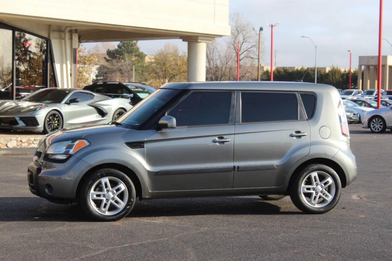 2011 Gray Kia Soul ! (KNDJT2A27B7) with an 2.0L L4 DOHC 16V engine, Automatic 4-Speed transmission, located at 4301 NW 39th , Oklahoma City, OK, 73112, (405) 949-5600, 35.512135, -97.598671 - NO DRIVERS LICENCE NO-FULL COVERAGE INSURANCE-NO CREDIT CHECK. COME ON OVER TO SUPERSPORTS AND TAKE A LOOK AND TEST DRIVE. PLEASE GIVE US A CALL AT (405) 949-5600. NO LICENSIA DE MANEJAR- NO SEGURO DE COBERTURA TOTAL- NO VERIFICACCION DE CREDITO. POR FAVOR VENGAN A SUPERSPORTS, ECHE UN - Photo#5