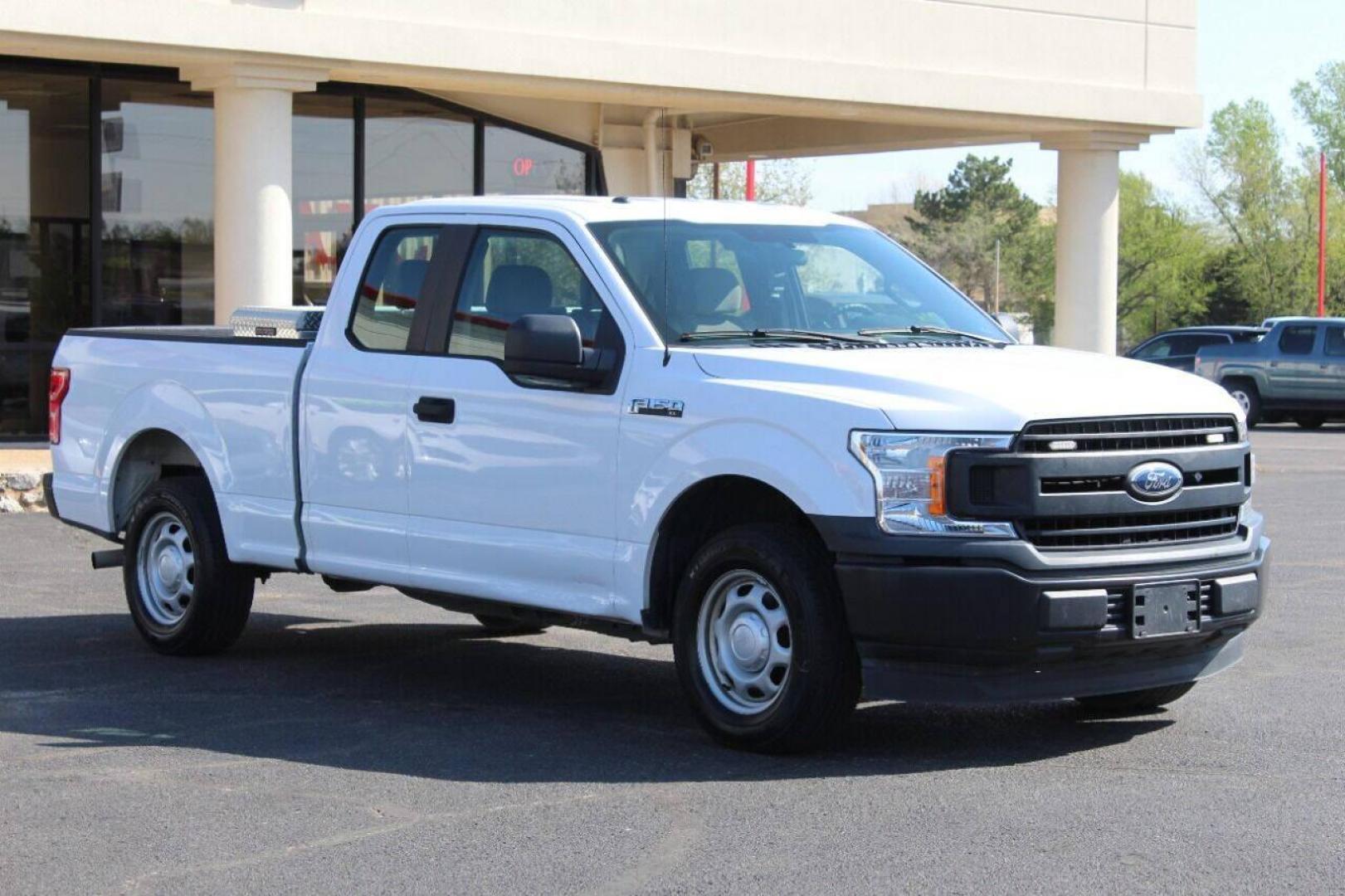 2018 White Ford F-150 XL SuperCab 6.5-ft. Bed 2WD (1FTEX1C55JK) with an 5.0L V8 OHV 16V engine, 6A transmission, located at 4301 NW 39th , Oklahoma City, OK, 73112, (405) 949-5600, 35.512135, -97.598671 - NO DRIVERS LICENSE - NO FULL COVERAGE INSURANCE - NO CREDIT CHECK. COME ON OVER TO SUPERSPORTS AND TAKE A LOOK AND TEST DRIVE. PLEASE GIVE US A CALL AT (405) 949-5600. NO LICENCIA DE MANEJAR - NO SEGURO DE COBERTURA TOTAL - NO VERIFICACION DE CREDITO. POR FAVOR VENGAN A SUPERSPO - Photo#2