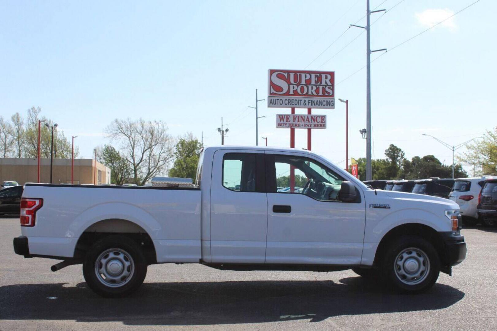 2018 White Ford F-150 XL SuperCab 6.5-ft. Bed 2WD (1FTEX1C55JK) with an 5.0L V8 OHV 16V engine, 6A transmission, located at 4301 NW 39th , Oklahoma City, OK, 73112, (405) 949-5600, 35.512135, -97.598671 - NO DRIVERS LICENSE - NO FULL COVERAGE INSURANCE - NO CREDIT CHECK. COME ON OVER TO SUPERSPORTS AND TAKE A LOOK AND TEST DRIVE. PLEASE GIVE US A CALL AT (405) 949-5600. NO LICENCIA DE MANEJAR - NO SEGURO DE COBERTURA TOTAL - NO VERIFICACION DE CREDITO. POR FAVOR VENGAN A SUPERSPO - Photo#3