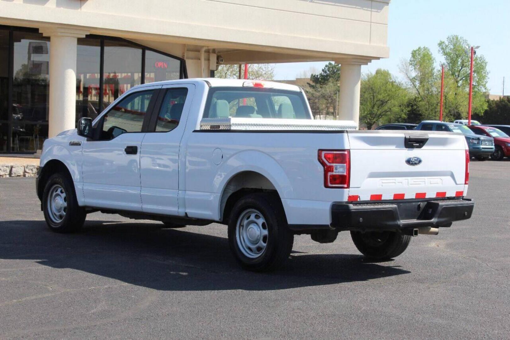 2018 White Ford F-150 XL SuperCab 6.5-ft. Bed 2WD (1FTEX1C55JK) with an 5.0L V8 OHV 16V engine, 6A transmission, located at 4301 NW 39th , Oklahoma City, OK, 73112, (405) 949-5600, 35.512135, -97.598671 - NO DRIVERS LICENSE - NO FULL COVERAGE INSURANCE - NO CREDIT CHECK. COME ON OVER TO SUPERSPORTS AND TAKE A LOOK AND TEST DRIVE. PLEASE GIVE US A CALL AT (405) 949-5600. NO LICENCIA DE MANEJAR - NO SEGURO DE COBERTURA TOTAL - NO VERIFICACION DE CREDITO. POR FAVOR VENGAN A SUPERSPO - Photo#5