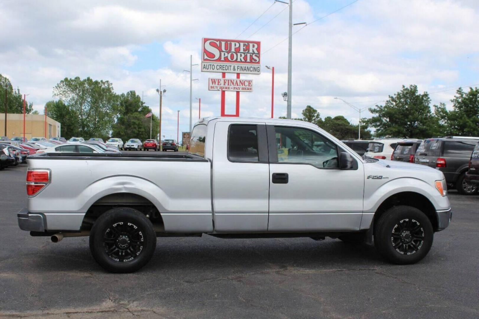 2012 Gray Ford F-150 XLT SuperCab 8-ft. Bed 2WD (1FTEX1CMXCF) with an 3.7L V6 DOHC 24V engine, 6-Speed Automatic transmission, located at 4301 NW 39th , Oklahoma City, OK, 73112, (405) 949-5600, 35.512135, -97.598671 - NO DRIVERS LICENSE - NO FULL COVERAGE INSURANCE - NO CREDIT CHECK. COME ON OVER TO SUPERSPORTS AND TAKE A LOOK AND TEST DRIVE. PLEASE GIVE US A CALL AT (405) 949-5600. NO LICENCIA DE MANEJAR - NO SEGURO DE COBERTURA TOTAL - NO VERIFICACION DE CREDITO. POR FAVOR VENGAN A SUPERSPO - Photo#2