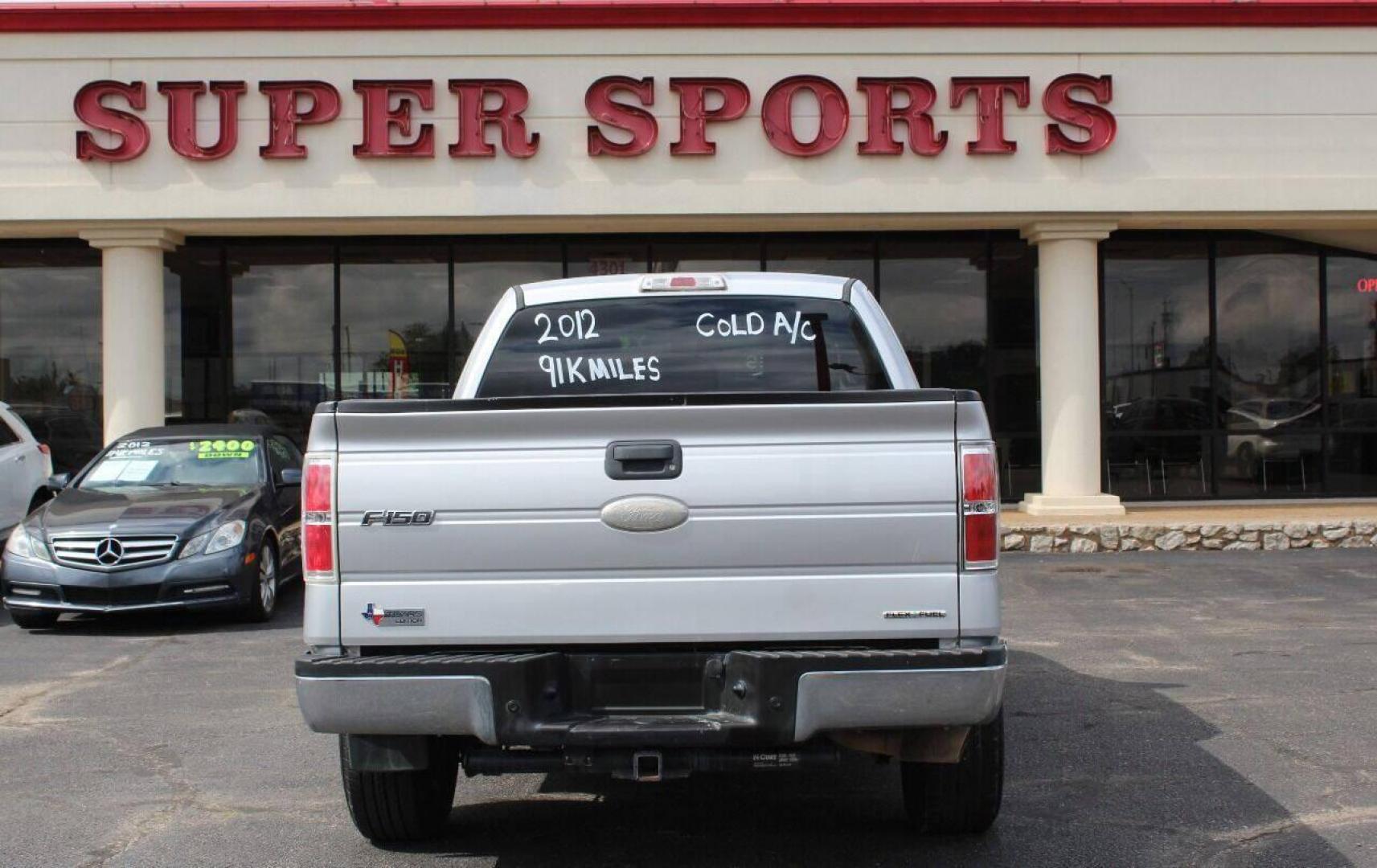 2012 Gray Ford F-150 XLT SuperCab 8-ft. Bed 2WD (1FTEX1CMXCF) with an 3.7L V6 DOHC 24V engine, 6-Speed Automatic transmission, located at 4301 NW 39th , Oklahoma City, OK, 73112, (405) 949-5600, 35.512135, -97.598671 - NO DRIVERS LICENSE - NO FULL COVERAGE INSURANCE - NO CREDIT CHECK. COME ON OVER TO SUPERSPORTS AND TAKE A LOOK AND TEST DRIVE. PLEASE GIVE US A CALL AT (405) 949-5600. NO LICENCIA DE MANEJAR - NO SEGURO DE COBERTURA TOTAL - NO VERIFICACION DE CREDITO. POR FAVOR VENGAN A SUPERSPO - Photo#3