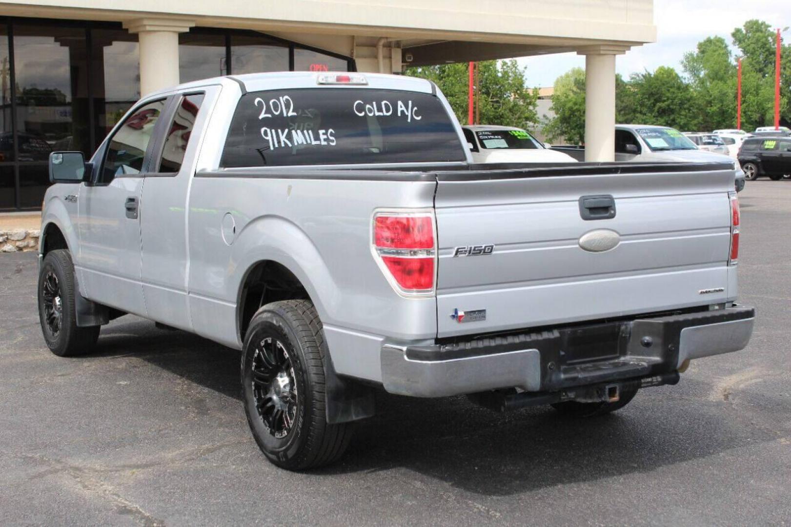 2012 Gray Ford F-150 XLT SuperCab 8-ft. Bed 2WD (1FTEX1CMXCF) with an 3.7L V6 DOHC 24V engine, 6-Speed Automatic transmission, located at 4301 NW 39th , Oklahoma City, OK, 73112, (405) 949-5600, 35.512135, -97.598671 - NO DRIVERS LICENSE - NO FULL COVERAGE INSURANCE - NO CREDIT CHECK. COME ON OVER TO SUPERSPORTS AND TAKE A LOOK AND TEST DRIVE. PLEASE GIVE US A CALL AT (405) 949-5600. NO LICENCIA DE MANEJAR - NO SEGURO DE COBERTURA TOTAL - NO VERIFICACION DE CREDITO. POR FAVOR VENGAN A SUPERSPO - Photo#4