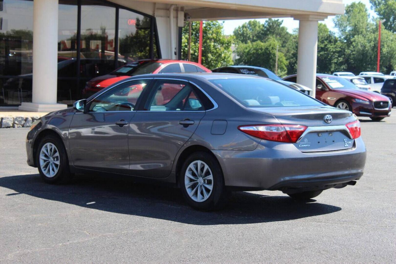 2017 Brown Toyota Camry SE (4T1BF1FKXHU) with an 2.5L L4 DOHC 16V engine, 6A transmission, located at 4301 NW 39th , Oklahoma City, OK, 73112, (405) 949-5600, 35.512135, -97.598671 - NO DRIVERS LICENCE NO-FULL COVERAGE INSURANCE-NO CREDIT CHECK. COME ON OVER TO SUPERSPORTS AND TAKE A LOOK AND TEST DRIVE. PLEASE GIVE US A CALL AT (405) 949-5600. NO LICENSIA DE MANEJAR- NO SEGURO DE COBERTURA TOTAL- NO VERIFICACCION DE CREDITO. POR FAVOR VENGAN A SUPERSPORTS, ECHE UN - Photo#5