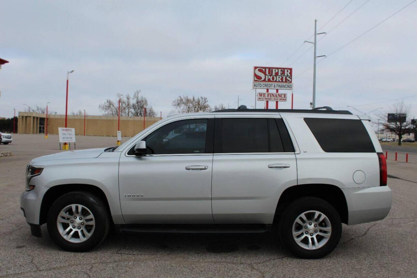 2017 Gray Chevrolet Tahoe LT 2WD (1GNSCBKC0HR) with an 5.3L V8 OHV 16V engine, 6A transmission, located at 4301 NW 39th , Oklahoma City, OK, 73112, (405) 949-5600, 35.512135, -97.598671 - NO DRIVERS LICENCE NO-FULL COVERAGE INSURANCE-NO CREDIT CHECK. COME ON OVER TO SUPERSPORTS AND TAKE A LOOK AND TEST DRIVE PLEASE GIVE US A CALL AT (405) 949-5600. NO LICENSIA DE MANEJAR- NO SEGURO DE COBERTURA TOTAL- NO VERIFICACCION DE CREDITO. POR FAVOR VENGAN A SUPERSPORTS, ECHE UN VI - Photo#6