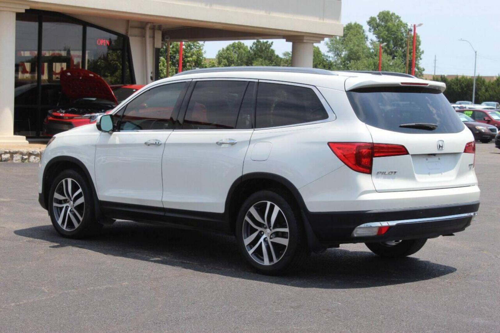 2017 White Honda Pilot Touring 2WD (5FNYF5H96HB) with an 3.5L V6 SOHC 24V engine, 9A transmission, located at 4301 NW 39th , Oklahoma City, OK, 73112, (405) 949-5600, 35.512135, -97.598671 - Photo#5