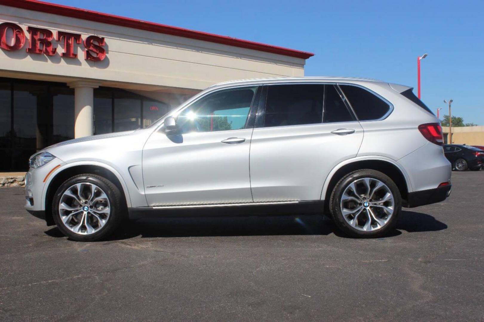 2017 Gray BMW X5 sDrive35i (5UXKR2C39H0) with an 3.0L L6 DOHC 24V engine, 8A transmission, located at 4301 NW 39th , Oklahoma City, OK, 73112, (405) 949-5600, 35.512135, -97.598671 - NO DRIVERS LICENCE NO-FULL COVERAGE INSURANCE-NO CREDIT CHECK. COME ON OVER TO SUPERSPORTS AND TAKE A LOOK AND TEST DRIVE. PLEASE GIVE US A CALL AT (405) 949-5600. NO LICENSIA DE MANEJAR- NO SEGURO DE COBERTURA TOTAL- NO VERIFICACCION DE CREDITO. POR FAVOR VENGAN A SUPERSPORTS, ECHE UN - Photo#5