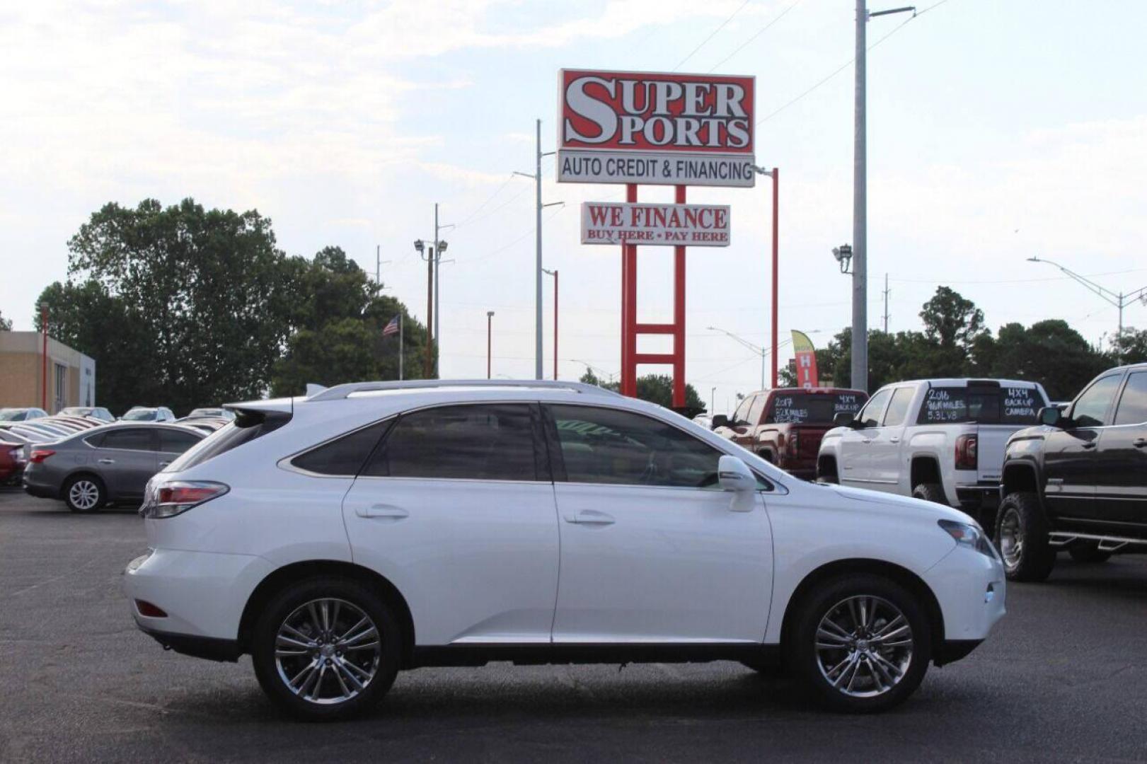 2015 White Lexus RX 350 FWD (2T2ZK1BA3FC) with an 3.5L V6 DOHC 24V engine, 6-Speed Automatic transmission, located at 4301 NW 39th , Oklahoma City, OK, 73112, (405) 949-5600, 35.512135, -97.598671 - Photo#3