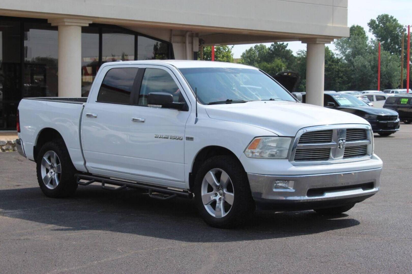 2012 White Dodge Ram 1500 SLT Crew Cab 4WD (1C6RD7LTXCS) with an 5.7L V8 OHV 16V engine, 6-Speed Automatic transmission, located at 4301 NW 39th , Oklahoma City, OK, 73112, (405) 949-5600, 35.512135, -97.598671 - NO DRIVERS LICENCE NO-FULL COVERAGE INSURANCE-NO CREDIT CHECK. COME ON OVER TO SUPERSPORTS AND TAKE A LOOK AND TEST DRIVE PLEASE GIVE US A CALL AT (405) 949-5600. NO LICENSIA DE MANEJAR- NO SEGURO DE COBERTURA TOTAL- NO VERIFICACCION DE CREDITO. POR FAVOR VENGAN A SUPERSPORTS, ECHE UN V - Photo#0