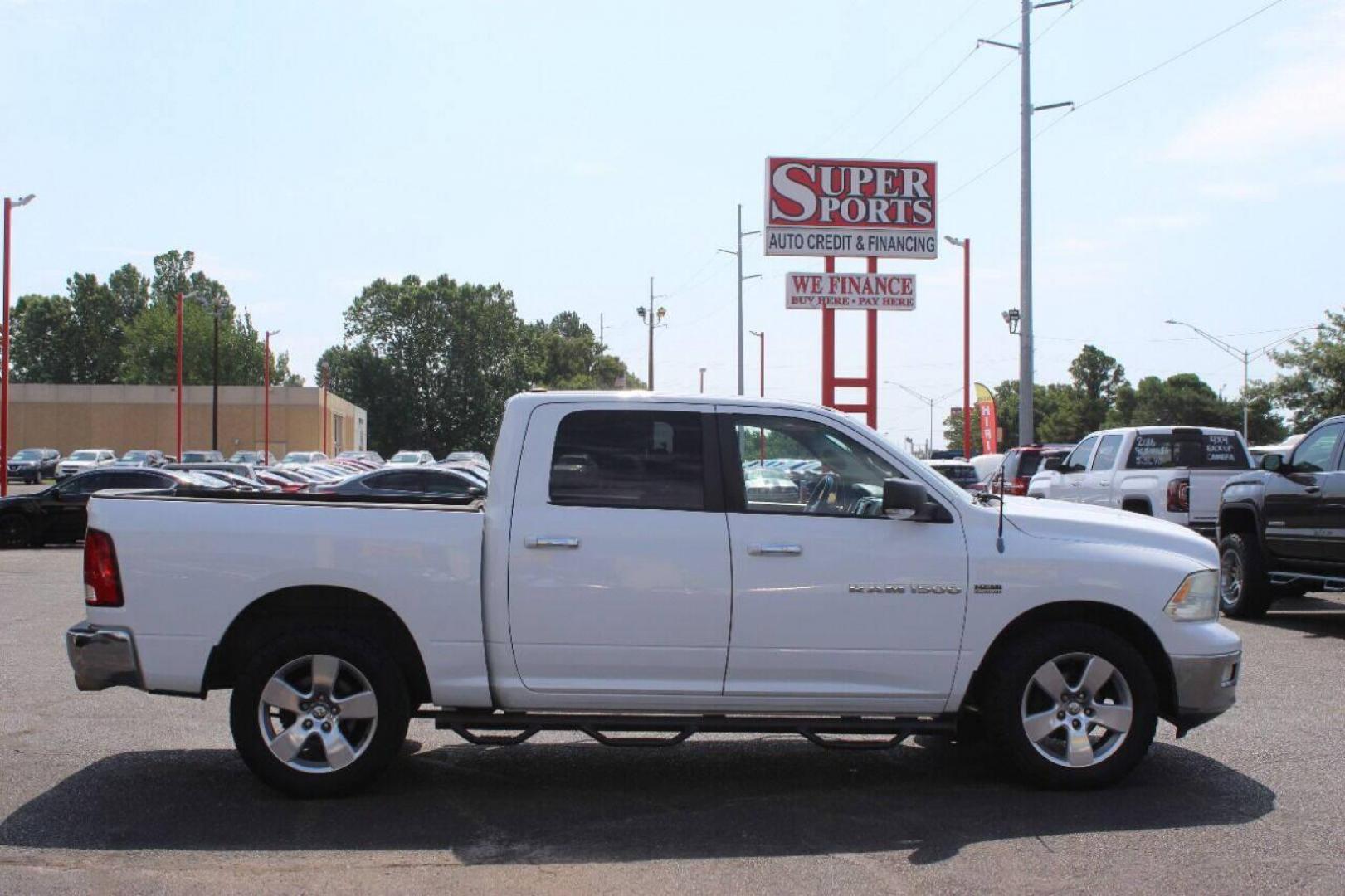 2012 White Dodge Ram 1500 SLT Crew Cab 4WD (1C6RD7LTXCS) with an 5.7L V8 OHV 16V engine, 6-Speed Automatic transmission, located at 4301 NW 39th , Oklahoma City, OK, 73112, (405) 949-5600, 35.512135, -97.598671 - NO DRIVERS LICENCE NO-FULL COVERAGE INSURANCE-NO CREDIT CHECK. COME ON OVER TO SUPERSPORTS AND TAKE A LOOK AND TEST DRIVE PLEASE GIVE US A CALL AT (405) 949-5600. NO LICENSIA DE MANEJAR- NO SEGURO DE COBERTURA TOTAL- NO VERIFICACCION DE CREDITO. POR FAVOR VENGAN A SUPERSPORTS, ECHE UN V - Photo#3