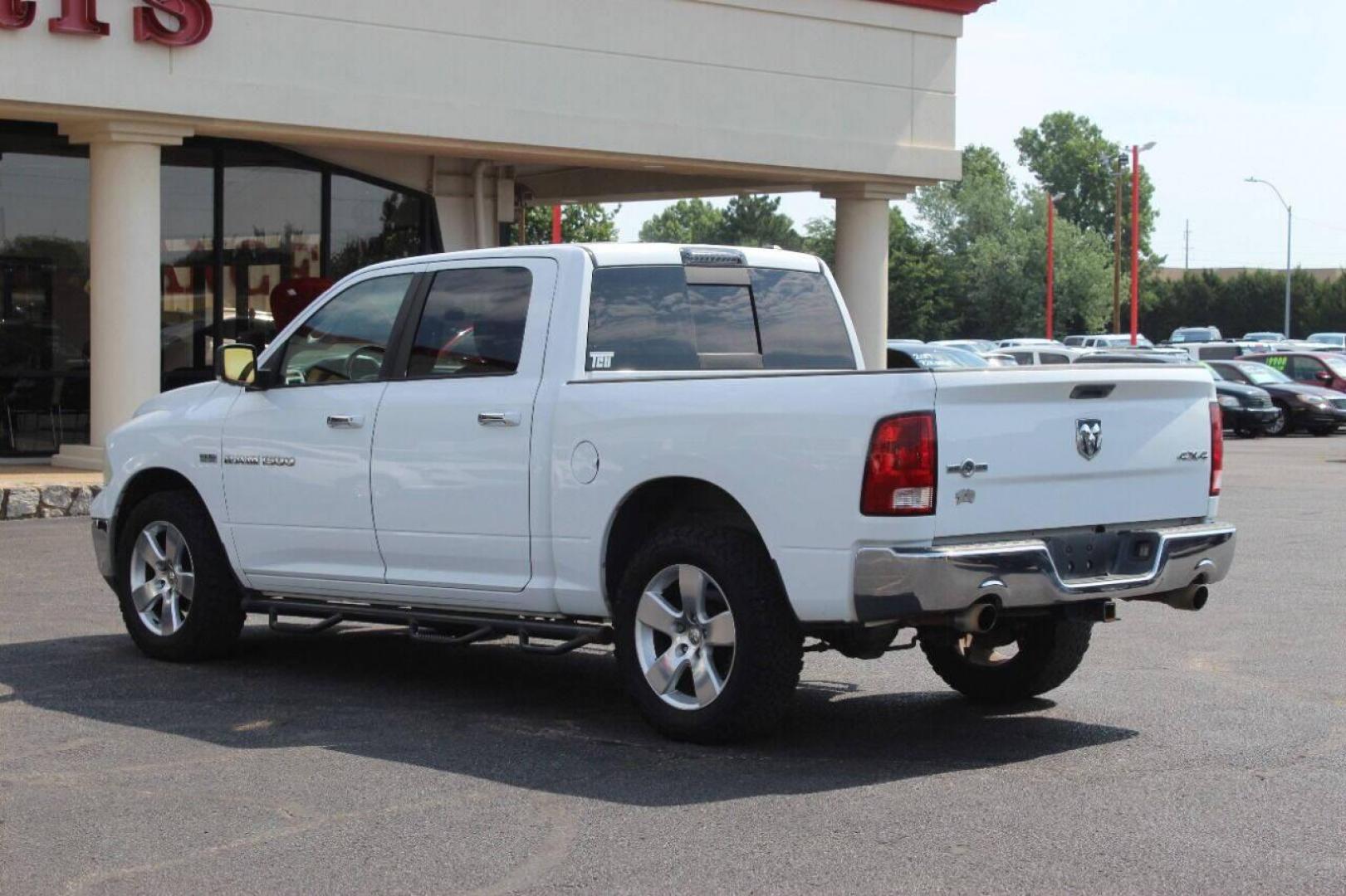 2012 White Dodge Ram 1500 SLT Crew Cab 4WD (1C6RD7LTXCS) with an 5.7L V8 OHV 16V engine, 6-Speed Automatic transmission, located at 4301 NW 39th , Oklahoma City, OK, 73112, (405) 949-5600, 35.512135, -97.598671 - NO DRIVERS LICENCE NO-FULL COVERAGE INSURANCE-NO CREDIT CHECK. COME ON OVER TO SUPERSPORTS AND TAKE A LOOK AND TEST DRIVE PLEASE GIVE US A CALL AT (405) 949-5600. NO LICENSIA DE MANEJAR- NO SEGURO DE COBERTURA TOTAL- NO VERIFICACCION DE CREDITO. POR FAVOR VENGAN A SUPERSPORTS, ECHE UN V - Photo#5