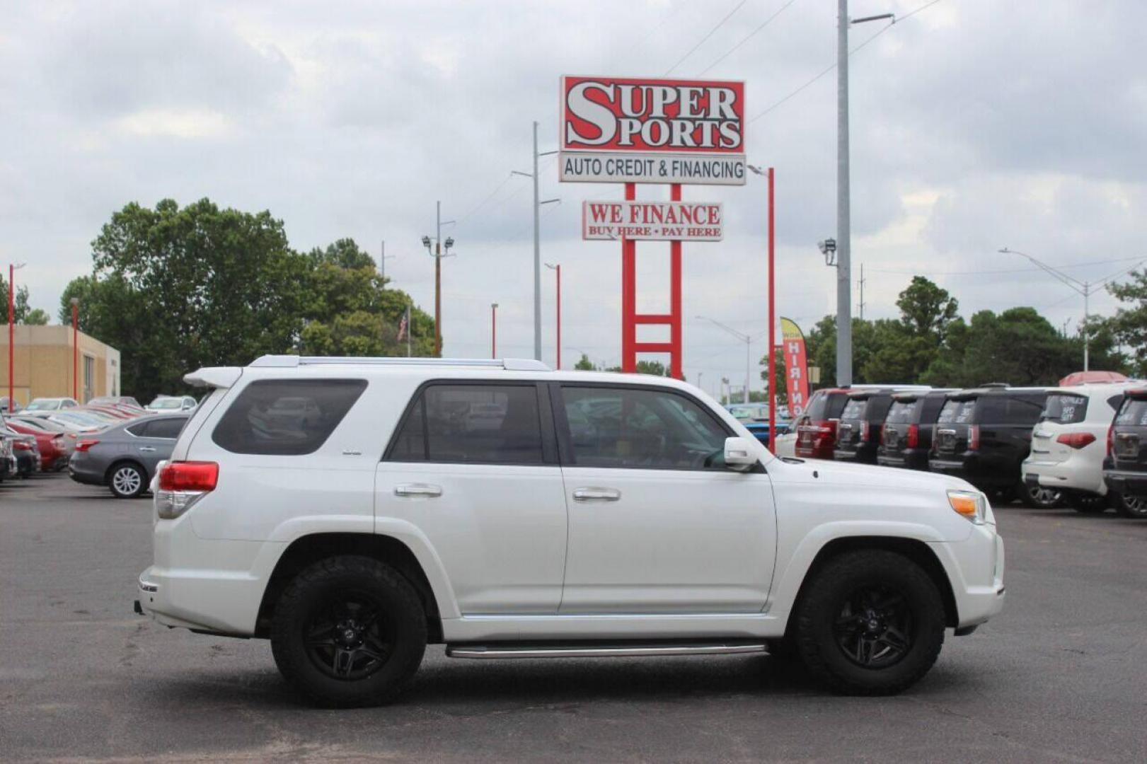 2013 White Toyota 4Runner SR5 2WD (JTEZU5JR6D5) with an 4.0L V6 DOHC 24V engine, 5-Speed Automatic transmission, located at 4301 NW 39th , Oklahoma City, OK, 73112, (405) 949-5600, 35.512135, -97.598671 - Photo#3