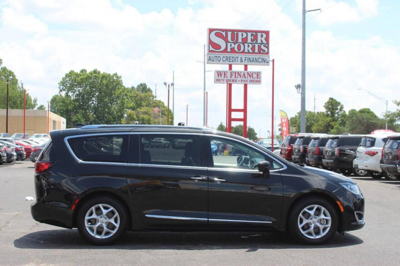 2018 Black Chrysler Pacifica Touring-L Plus (2C4RC1EG5JR) with an 3.6L V6 DOHC 24V engine, 9A transmission, located at 4301 NW 39th , Oklahoma City, OK, 73112, (405) 949-5600, 35.512135, -97.598671 - NO DRIVERS LICENCE NO-FULL COVERAGE INSURANCE-NO CREDIT CHECK. COME ON OVER TO SUPERSPORTS AND TAKE A LOOK AND TEST DRIVE. PLEASE GIVE US A CALL AT (405) 949-5600. NO LICENSIA DE MANEJAR- NO SEGURO DE COBERTURA TOTAL- NO VERIFICACCION DE CREDITO. POR FAVOR VENGAN A SUPERSPORTS, ECHE UN - Photo#3