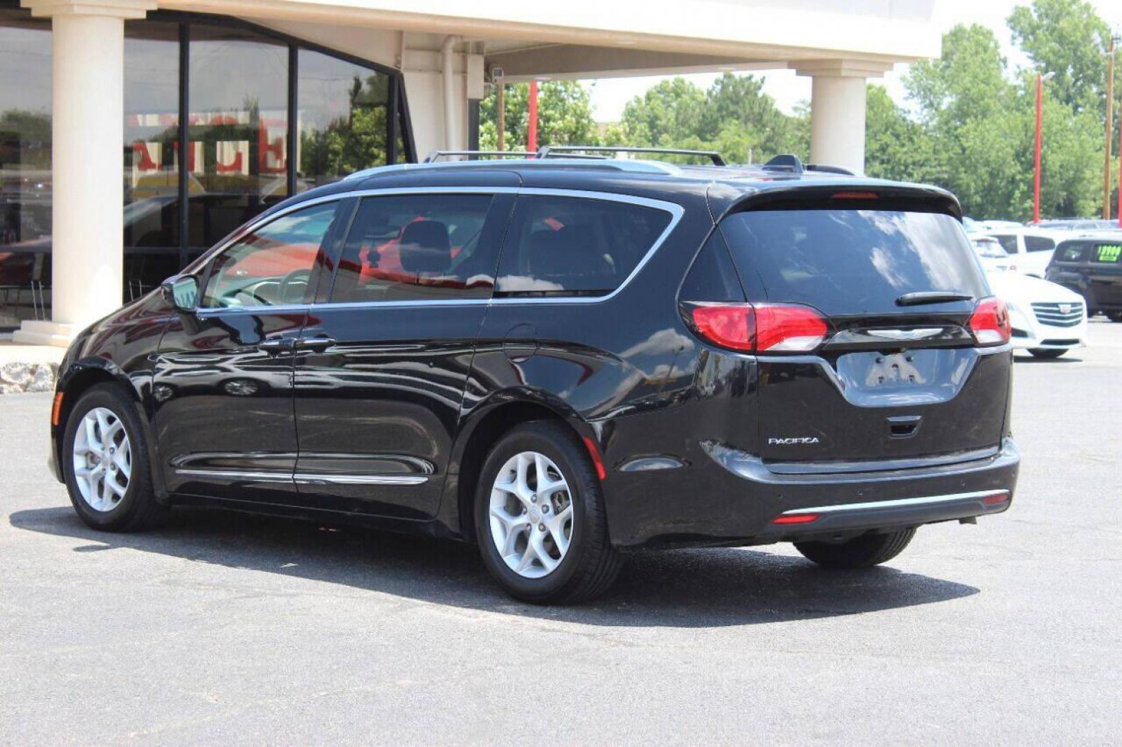 2018 Black Chrysler Pacifica Touring-L Plus (2C4RC1EG5JR) with an 3.6L V6 DOHC 24V engine, 9A transmission, located at 4301 NW 39th , Oklahoma City, OK, 73112, (405) 949-5600, 35.512135, -97.598671 - NO DRIVERS LICENCE NO-FULL COVERAGE INSURANCE-NO CREDIT CHECK. COME ON OVER TO SUPERSPORTS AND TAKE A LOOK AND TEST DRIVE. PLEASE GIVE US A CALL AT (405) 949-5600. NO LICENSIA DE MANEJAR- NO SEGURO DE COBERTURA TOTAL- NO VERIFICACCION DE CREDITO. POR FAVOR VENGAN A SUPERSPORTS, ECHE UN - Photo#5