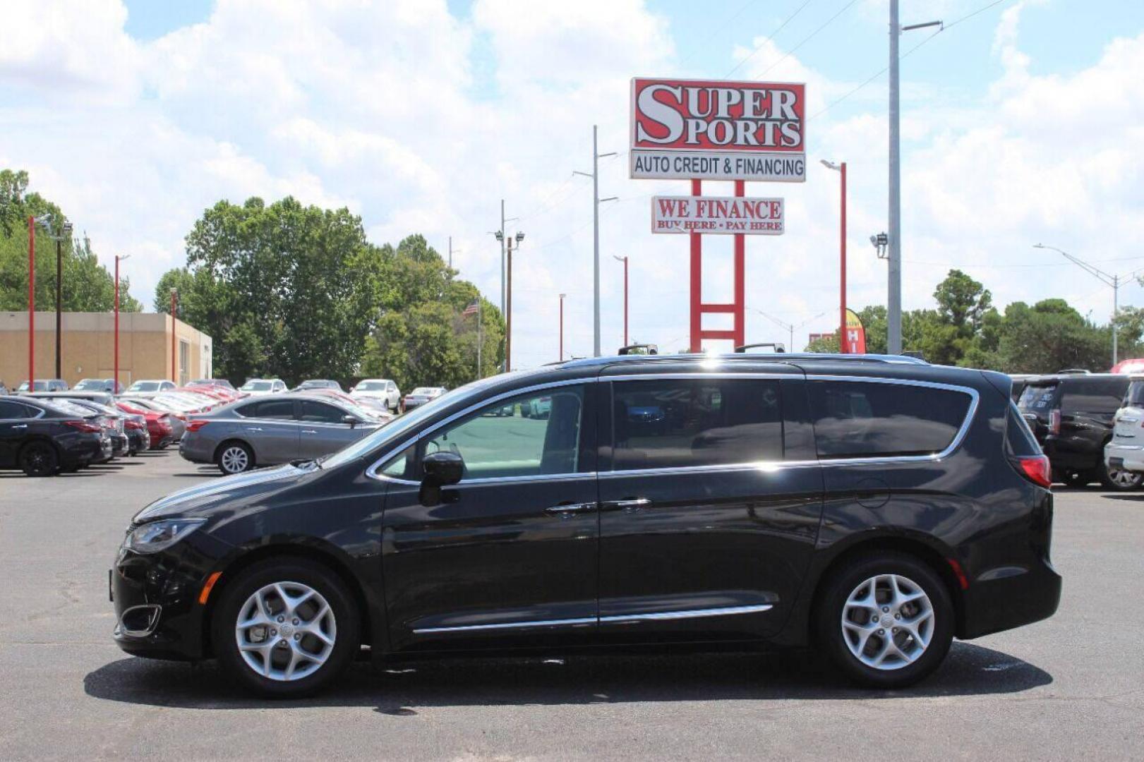 2018 Black Chrysler Pacifica Touring-L Plus (2C4RC1EG5JR) with an 3.6L V6 DOHC 24V engine, 9A transmission, located at 4301 NW 39th , Oklahoma City, OK, 73112, (405) 949-5600, 35.512135, -97.598671 - NO DRIVERS LICENCE NO-FULL COVERAGE INSURANCE-NO CREDIT CHECK. COME ON OVER TO SUPERSPORTS AND TAKE A LOOK AND TEST DRIVE. PLEASE GIVE US A CALL AT (405) 949-5600. NO LICENSIA DE MANEJAR- NO SEGURO DE COBERTURA TOTAL- NO VERIFICACCION DE CREDITO. POR FAVOR VENGAN A SUPERSPORTS, ECHE UN - Photo#6