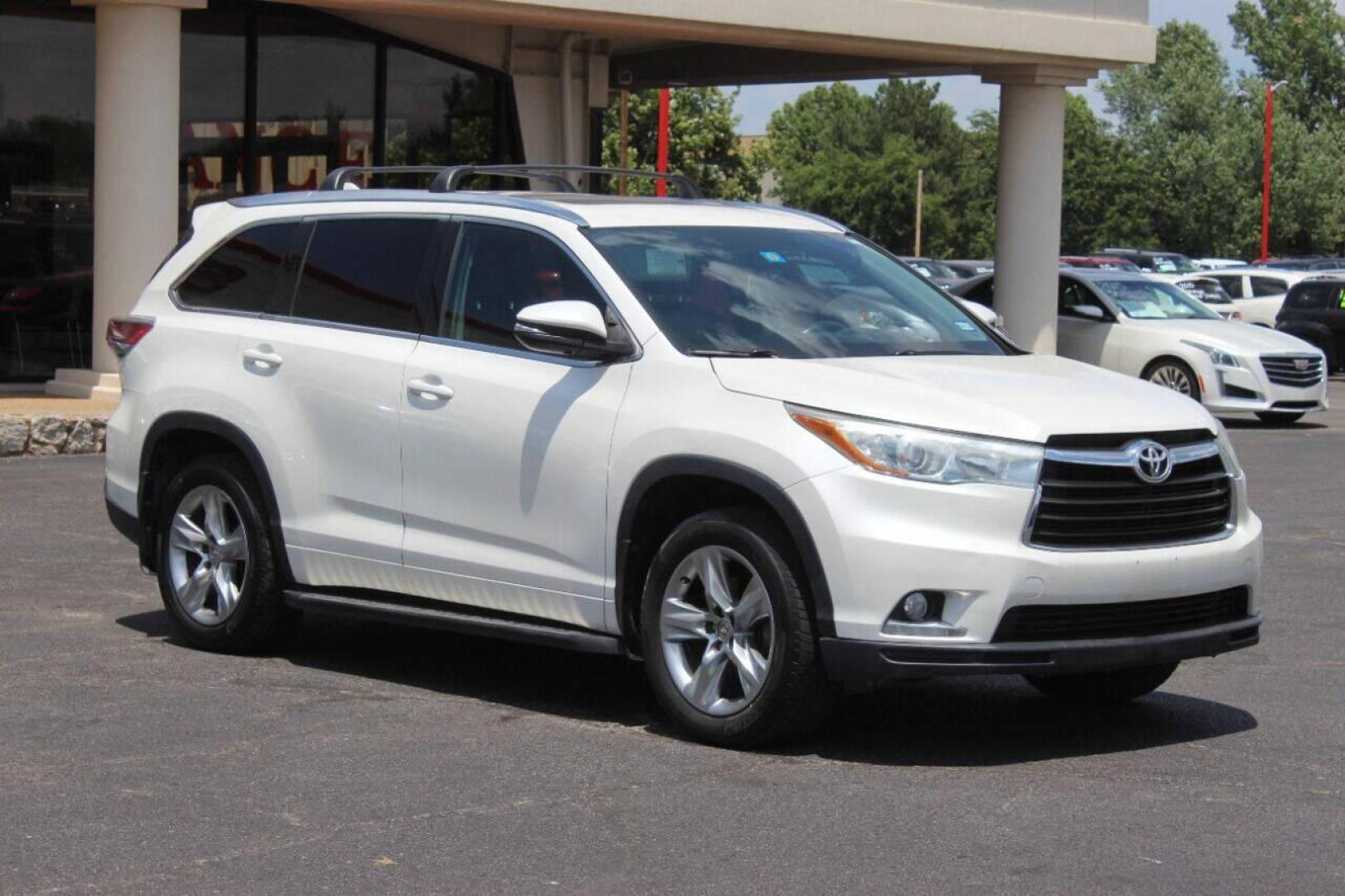 2014 White Toyota Highlander Limited FWD V6 (5TDYKRFH8ES) with an 3.5L V6 DOHC 24V engine, 6-Speed Automatic transmission, located at 4301 NW 39th , Oklahoma City, OK, 73112, (405) 949-5600, 35.512135, -97.598671 - NO DRIVERS LICENCE NO-FULL COVERAGE INSURANCE-NO CREDIT CHECK. COME ON OVER TO SUPERSPORTS AND TAKE A LOOK AND TEST DRIVE PLEASE GIVE US A CALL AT (405) 949-5600. NO LICENSIA DE MANEJAR- NO SEGURO DE COBERTURA TOTAL- NO VERIFICACCION DE CREDITO. POR FAVOR VENGAN A SUPERSPORTS, ECHE UN VI - Photo#2