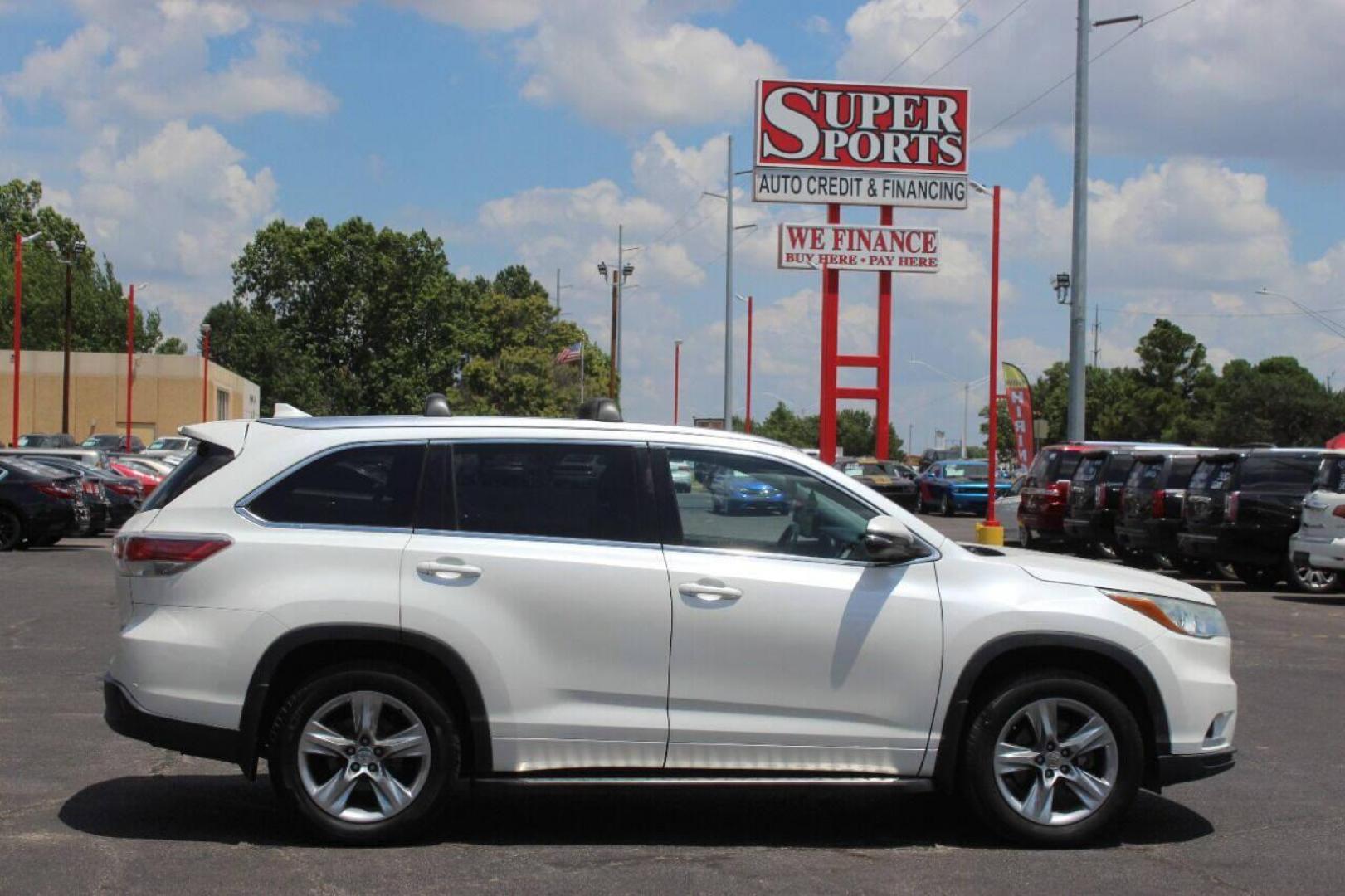 2014 White Toyota Highlander Limited FWD V6 (5TDYKRFH8ES) with an 3.5L V6 DOHC 24V engine, 6-Speed Automatic transmission, located at 4301 NW 39th , Oklahoma City, OK, 73112, (405) 949-5600, 35.512135, -97.598671 - NO DRIVERS LICENCE NO-FULL COVERAGE INSURANCE-NO CREDIT CHECK. COME ON OVER TO SUPERSPORTS AND TAKE A LOOK AND TEST DRIVE PLEASE GIVE US A CALL AT (405) 949-5600. NO LICENSIA DE MANEJAR- NO SEGURO DE COBERTURA TOTAL- NO VERIFICACCION DE CREDITO. POR FAVOR VENGAN A SUPERSPORTS, ECHE UN VI - Photo#3