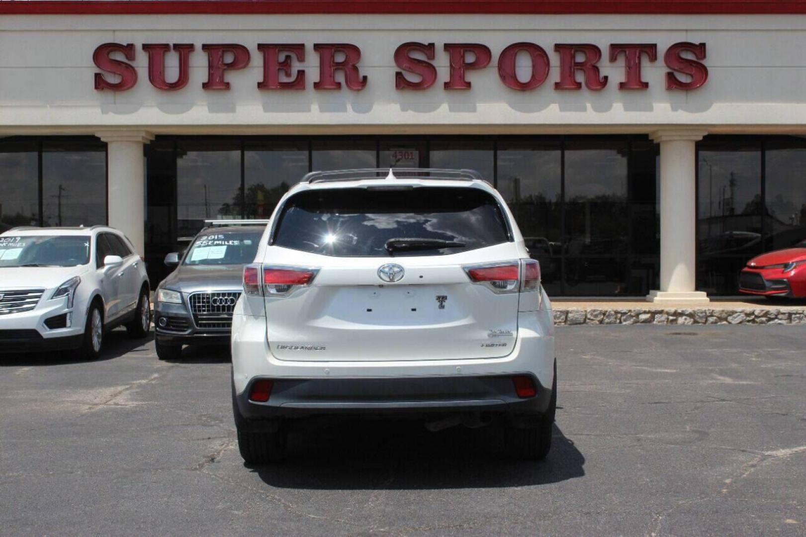 2014 White Toyota Highlander Limited FWD V6 (5TDYKRFH8ES) with an 3.5L V6 DOHC 24V engine, 6-Speed Automatic transmission, located at 4301 NW 39th , Oklahoma City, OK, 73112, (405) 949-5600, 35.512135, -97.598671 - NO DRIVERS LICENCE NO-FULL COVERAGE INSURANCE-NO CREDIT CHECK. COME ON OVER TO SUPERSPORTS AND TAKE A LOOK AND TEST DRIVE PLEASE GIVE US A CALL AT (405) 949-5600. NO LICENSIA DE MANEJAR- NO SEGURO DE COBERTURA TOTAL- NO VERIFICACCION DE CREDITO. POR FAVOR VENGAN A SUPERSPORTS, ECHE UN VI - Photo#4