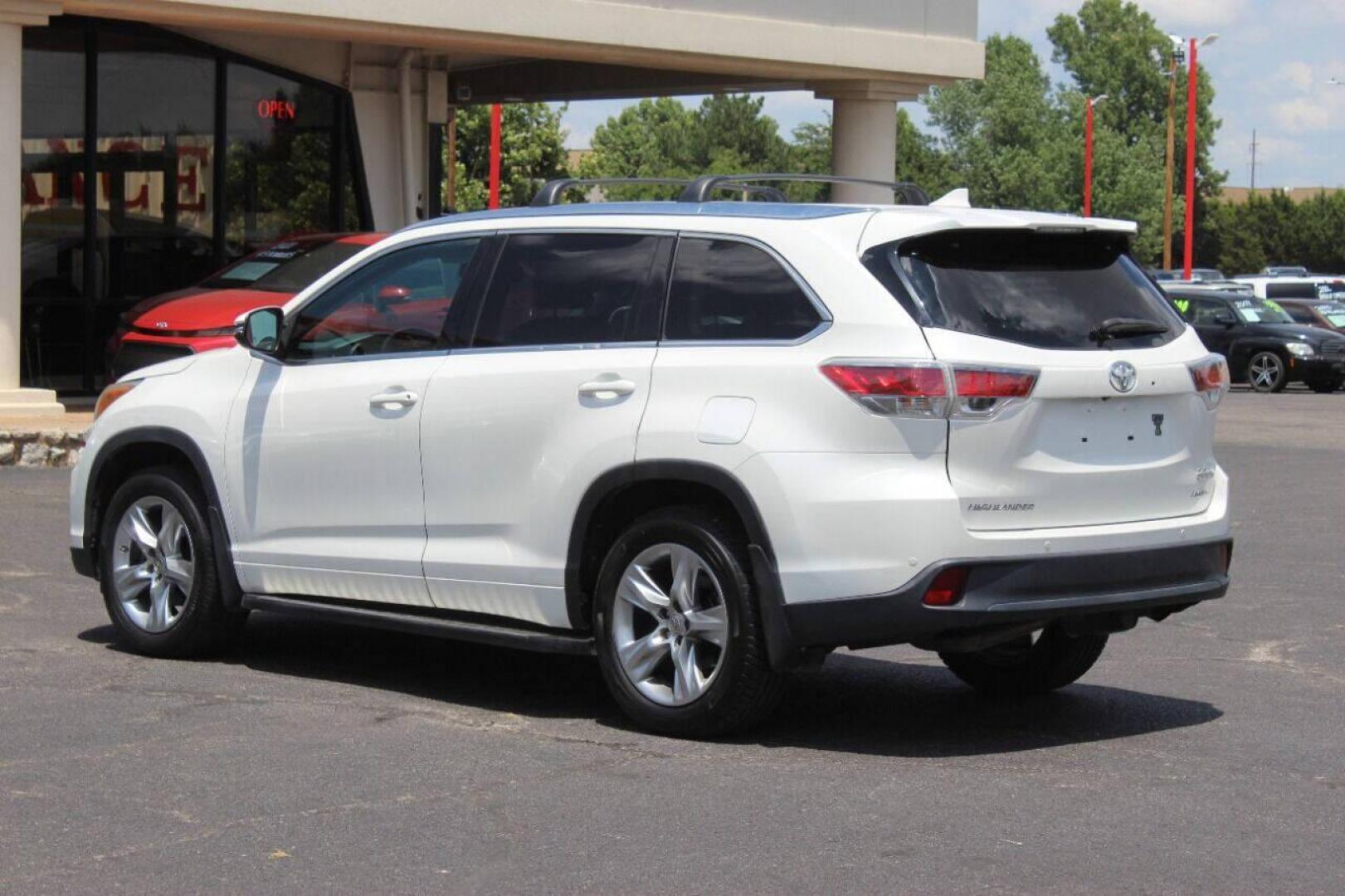 2014 White Toyota Highlander Limited FWD V6 (5TDYKRFH8ES) with an 3.5L V6 DOHC 24V engine, 6-Speed Automatic transmission, located at 4301 NW 39th , Oklahoma City, OK, 73112, (405) 949-5600, 35.512135, -97.598671 - NO DRIVERS LICENCE NO-FULL COVERAGE INSURANCE-NO CREDIT CHECK. COME ON OVER TO SUPERSPORTS AND TAKE A LOOK AND TEST DRIVE PLEASE GIVE US A CALL AT (405) 949-5600. NO LICENSIA DE MANEJAR- NO SEGURO DE COBERTURA TOTAL- NO VERIFICACCION DE CREDITO. POR FAVOR VENGAN A SUPERSPORTS, ECHE UN VI - Photo#5