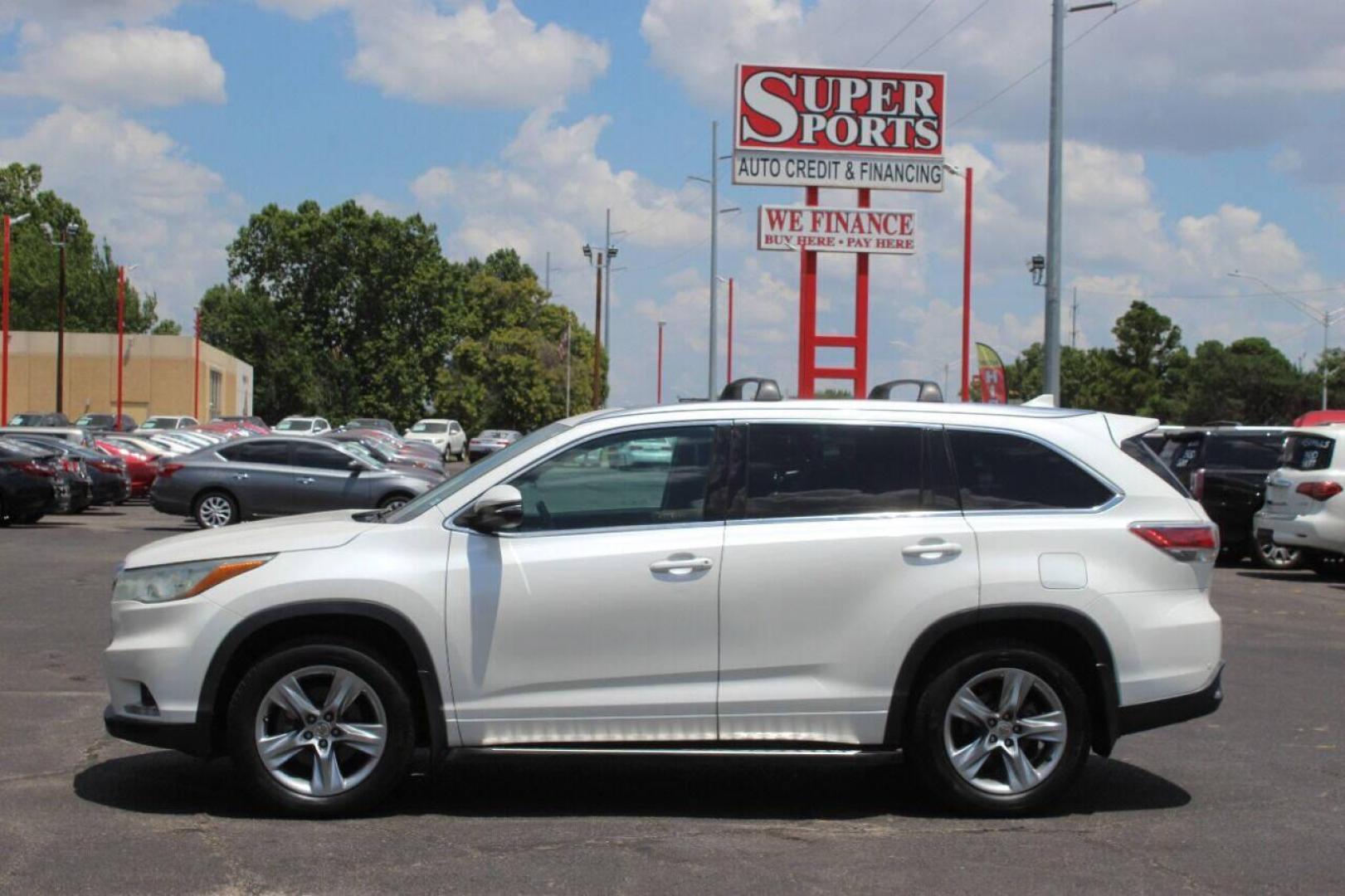 2014 White Toyota Highlander Limited FWD V6 (5TDYKRFH8ES) with an 3.5L V6 DOHC 24V engine, 6-Speed Automatic transmission, located at 4301 NW 39th , Oklahoma City, OK, 73112, (405) 949-5600, 35.512135, -97.598671 - NO DRIVERS LICENCE NO-FULL COVERAGE INSURANCE-NO CREDIT CHECK. COME ON OVER TO SUPERSPORTS AND TAKE A LOOK AND TEST DRIVE PLEASE GIVE US A CALL AT (405) 949-5600. NO LICENSIA DE MANEJAR- NO SEGURO DE COBERTURA TOTAL- NO VERIFICACCION DE CREDITO. POR FAVOR VENGAN A SUPERSPORTS, ECHE UN VI - Photo#6