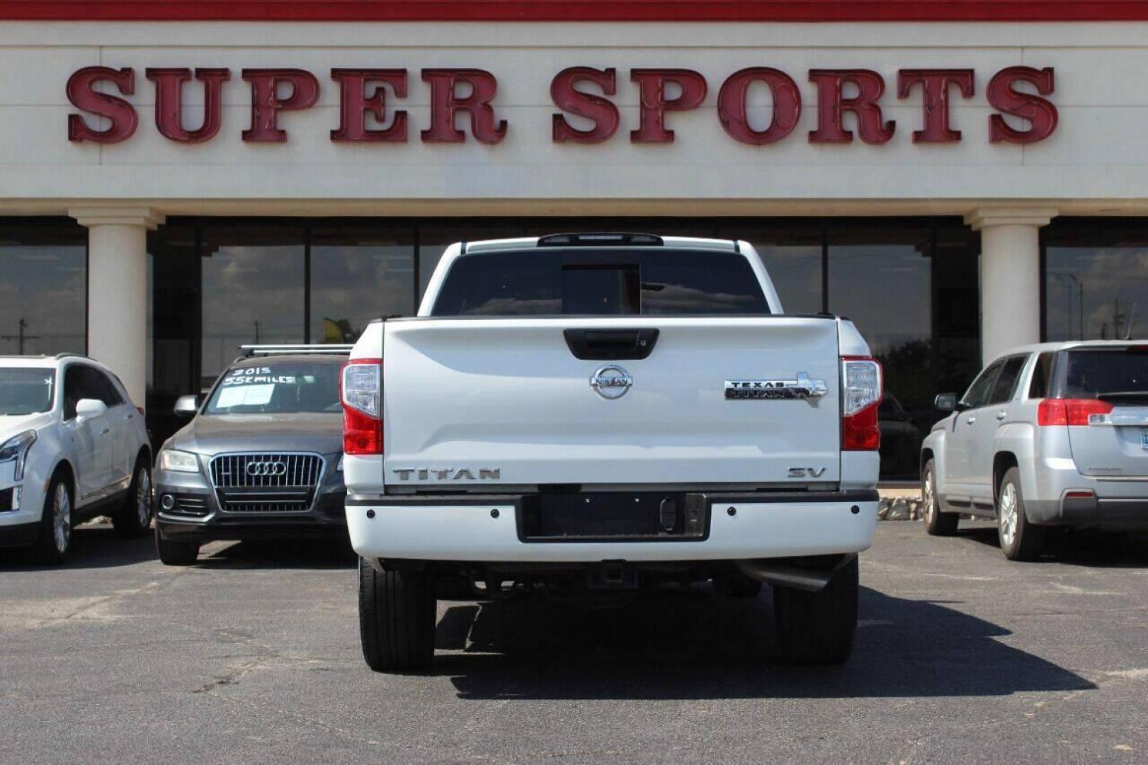 2018 White Nissan Titan Platinum Reserve Crew Cab 2WD (1N6AA1E68JN) with an 5.6L V8 DOHC 32V engine, 6A transmission, located at 4301 NW 39th , Oklahoma City, OK, 73112, (405) 949-5600, 35.512135, -97.598671 - NO DRIVERS LICENCE NO-FULL COVERAGE INSURANCE-NO CREDIT CHECK. COME ON OVER TO SUPERSPORTS AND TAKE A LOOK AND TEST DRIVE. PLEASE GIVE US A CALL AT (405) 949-5600. NO LICENSIA DE MANEJAR- NO SEGURO DE COBERTURA TOTAL- NO VERIFICACCION DE CREDITO. POR FAVOR VENGAN A SUPERSPORTS, ECHE UN - Photo#4