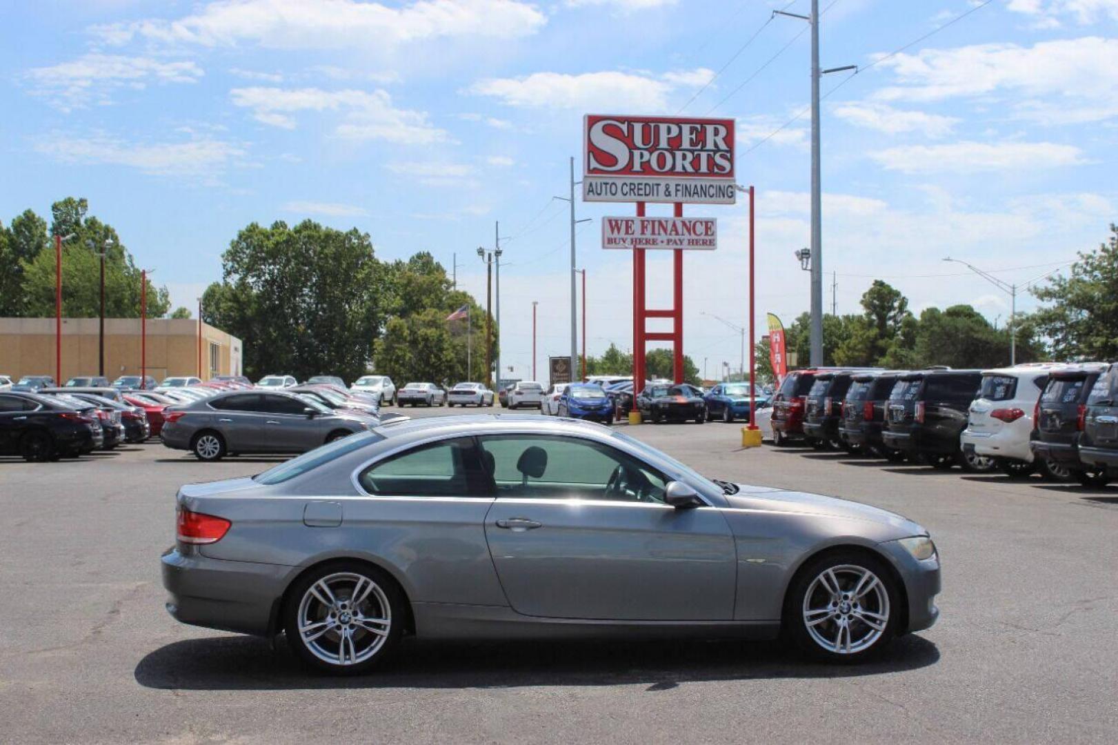 2009 Gray BMW 3-Series 328i Coupe (WBAWB33529P) with an 3.0L L6 DOHC 24V engine, Automatic 6-Speed transmission, located at 4301 NW 39th , Oklahoma City, OK, 73112, (405) 949-5600, 35.512135, -97.598671 - NO DRIVERS LICENCE NO-FULL COVERAGE INSURANCE-NO CREDIT CHECK. COME ON OVER TO SUPERSPORTS AND TAKE A LOOK AND TEST DRIVE PLEASE GIVE US A CALL AT (405) 949-5600. NO LICENSIA DE MANEJAR- NO SEGURO DE COBERTURA TOTAL- NO VERIFICACCION DE CREDITO. POR FAVOR VENGAN A SUPERSPORTS, ECHE UN V - Photo#3