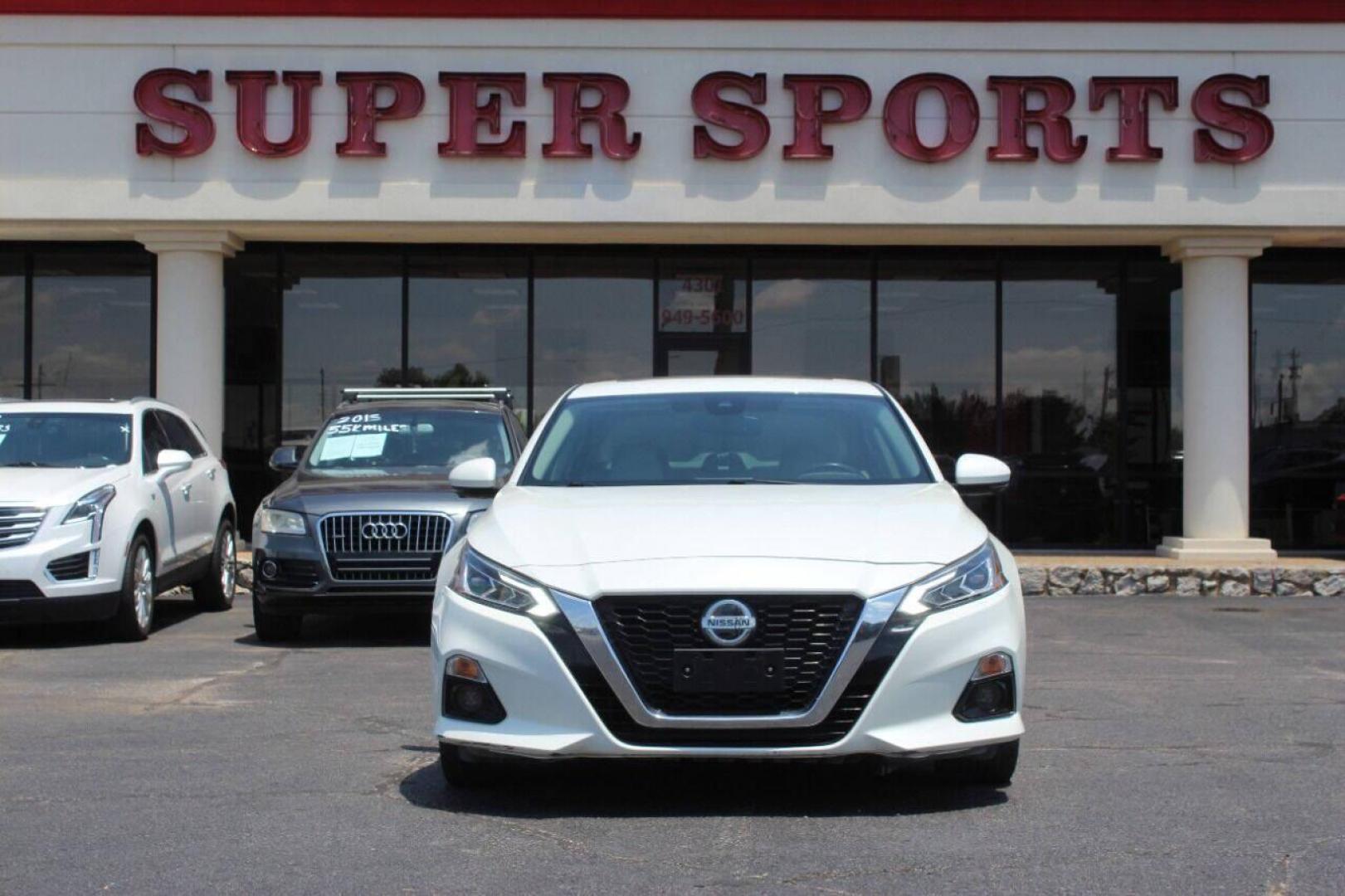 2019 White Nissan Altima 2.5 Platinum (1N4BL4FV5KC) with an 2.5L L4 DOHC 16V engine, CVT transmission, located at 4301 NW 39th , Oklahoma City, OK, 73112, (405) 949-5600, 35.512135, -97.598671 - NO DRIVERS LICENCE NO-FULL COVERAGE INSURANCE-NO CREDIT CHECK. COME ON OVER TO SUPERSPORTS AND TAKE A LOOK AND TEST DRIVE. PLEASE GIVE US A CALL AT (405) 949-5600. NO LICENSIA DE MANEJAR- NO SEGURO DE COBERTURA TOTAL- NO VERIFICACCION DE CREDITO. POR FAVOR VENGAN A SUPERSPORTS, ECHE UN - Photo#2