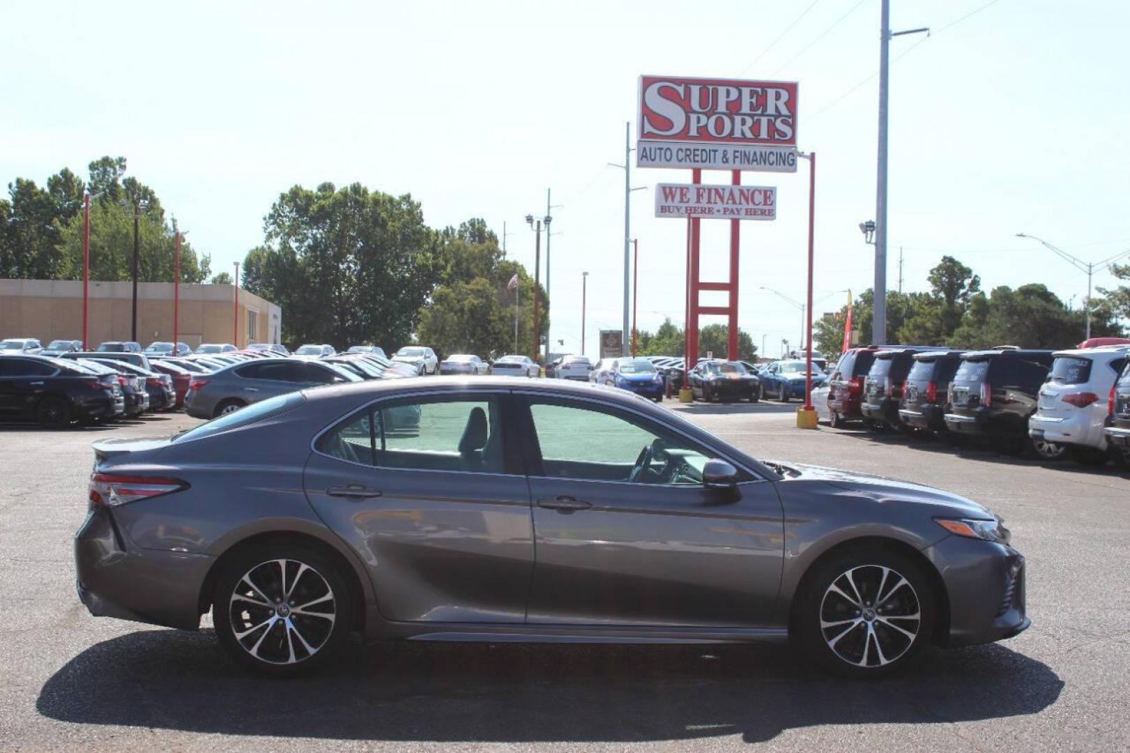 2018 Gray Toyota Camry LE (4T1B11HK1JU) with an 2.5L L4 DOHC 16V engine, 8A transmission, located at 4301 NW 39th , Oklahoma City, OK, 73112, (405) 949-5600, 35.512135, -97.598671 - NO DRIVERS LICENCE NO-FULL COVERAGE INSURANCE-NO CREDIT CHECK. COME ON OVER TO SUPER SPORTS AND TAKE A LOOK AND TEST DRIVE. PLEASE GIVE US A CALL AT (405) 949-5600. NO LICENSIA DE MANEJAR- NO SEGURO DE COBERTURA TOTAL- NO VERIFICACCION DE CREDITO. POR FAVOR VENGAN A SUPERSPORTS, ECHE UN - Photo#3