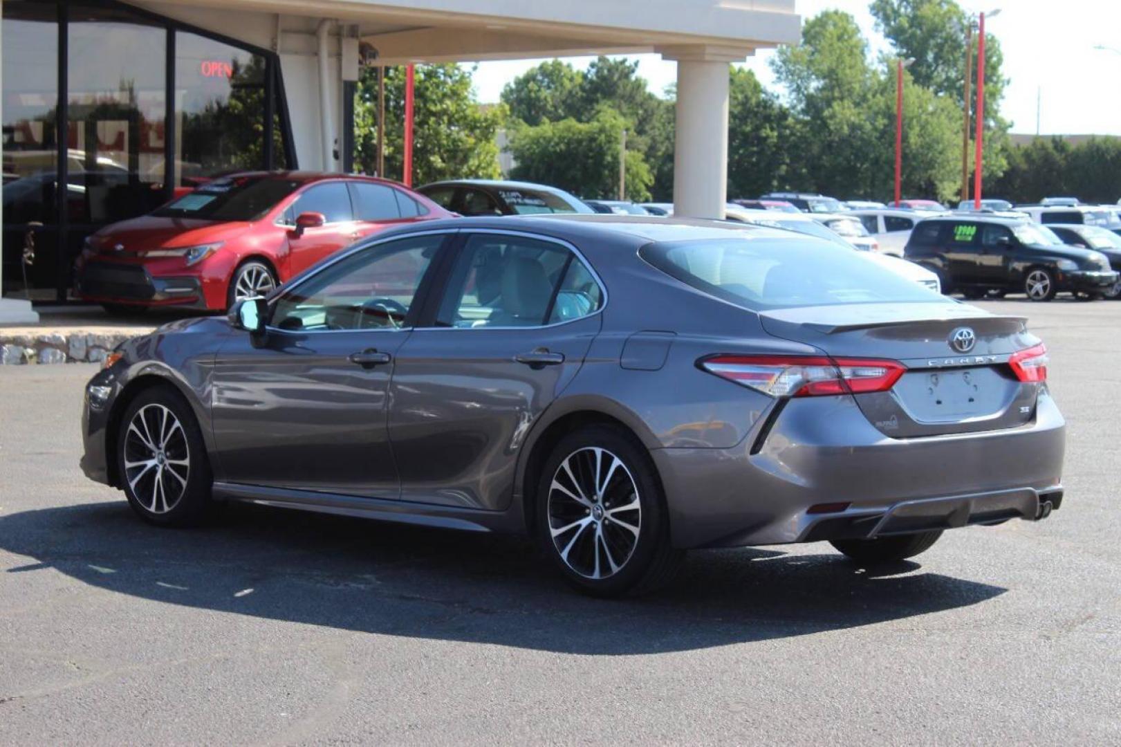 2018 Gray Toyota Camry LE (4T1B11HK1JU) with an 2.5L L4 DOHC 16V engine, 8A transmission, located at 4301 NW 39th , Oklahoma City, OK, 73112, (405) 949-5600, 35.512135, -97.598671 - NO DRIVERS LICENCE NO-FULL COVERAGE INSURANCE-NO CREDIT CHECK. COME ON OVER TO SUPER SPORTS AND TAKE A LOOK AND TEST DRIVE. PLEASE GIVE US A CALL AT (405) 949-5600. NO LICENSIA DE MANEJAR- NO SEGURO DE COBERTURA TOTAL- NO VERIFICACCION DE CREDITO. POR FAVOR VENGAN A SUPERSPORTS, ECHE UN - Photo#5