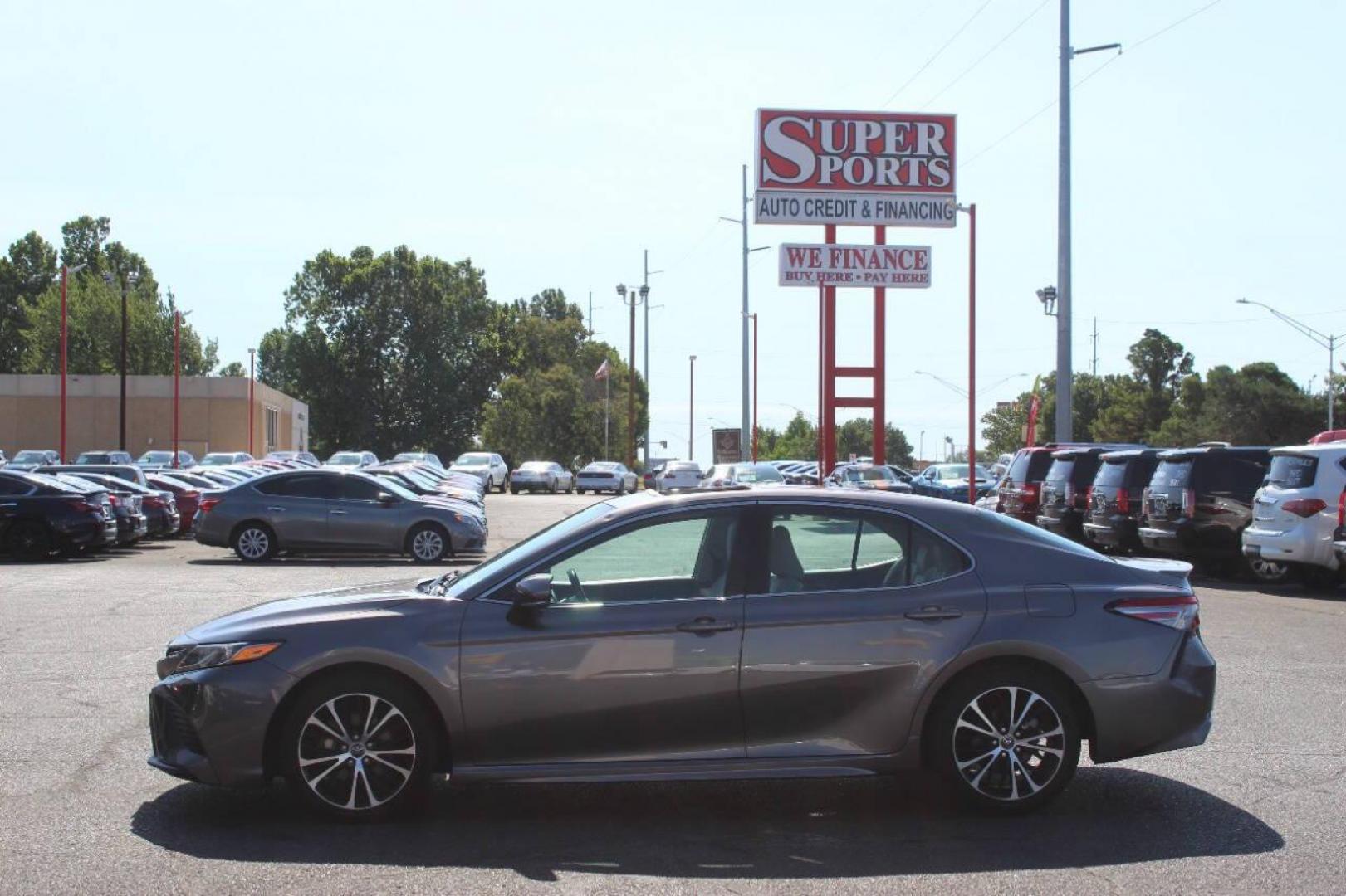 2018 Gray Toyota Camry LE (4T1B11HK1JU) with an 2.5L L4 DOHC 16V engine, 8A transmission, located at 4301 NW 39th , Oklahoma City, OK, 73112, (405) 949-5600, 35.512135, -97.598671 - NO DRIVERS LICENCE NO-FULL COVERAGE INSURANCE-NO CREDIT CHECK. COME ON OVER TO SUPER SPORTS AND TAKE A LOOK AND TEST DRIVE. PLEASE GIVE US A CALL AT (405) 949-5600. NO LICENSIA DE MANEJAR- NO SEGURO DE COBERTURA TOTAL- NO VERIFICACCION DE CREDITO. POR FAVOR VENGAN A SUPERSPORTS, ECHE UN - Photo#6