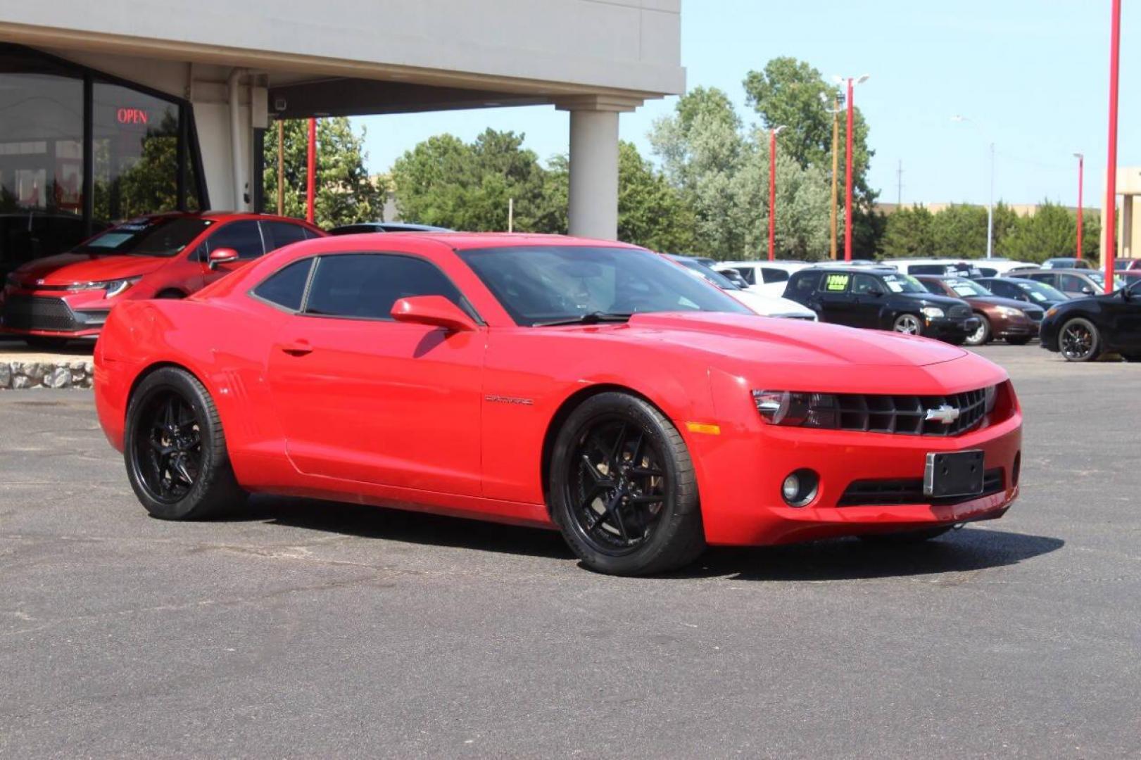 2013 Red Chevrolet Camaro LS Coupe (2G1FA1E3XD9) with an 3.6L V6 DOHC 24V FFV engine, 6-Speed Automatic transmission, located at 4301 NW 39th , Oklahoma City, OK, 73112, (405) 949-5600, 35.512135, -97.598671 - NO DRIVERS LICENCE NO-FULL COVERAGE INSURANCE-NO CREDIT CHECK. COME ON OVER TO SUPERSPORTS AND TAKE A LOOK AND TEST DRIVE PLEASE GIVE US A CALL AT (405) 949-5600. NO LICENSIA DE MANEJAR- NO SEGURO DE COBERTURA TOTAL- NO VERIFICACCION DE CREDITO. POR FAVOR VENGAN A SUPERSPORTS, ECHE UN VI - Photo#2