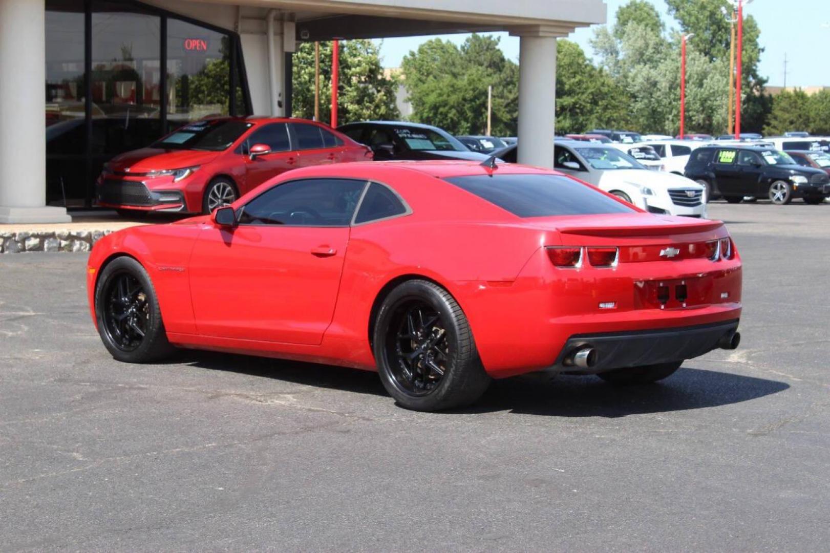 2013 Red Chevrolet Camaro LS Coupe (2G1FA1E3XD9) with an 3.6L V6 DOHC 24V FFV engine, 6-Speed Automatic transmission, located at 4301 NW 39th , Oklahoma City, OK, 73112, (405) 949-5600, 35.512135, -97.598671 - NO DRIVERS LICENCE NO-FULL COVERAGE INSURANCE-NO CREDIT CHECK. COME ON OVER TO SUPERSPORTS AND TAKE A LOOK AND TEST DRIVE PLEASE GIVE US A CALL AT (405) 949-5600. NO LICENSIA DE MANEJAR- NO SEGURO DE COBERTURA TOTAL- NO VERIFICACCION DE CREDITO. POR FAVOR VENGAN A SUPERSPORTS, ECHE UN VI - Photo#5