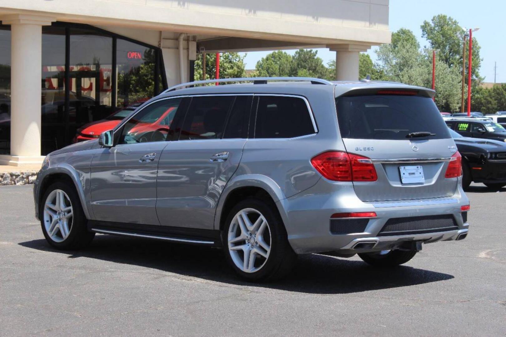 2015 Gray Mercedes-Benz GL-Class GL550 4MATIC (4JGDF7DE4FA) with an 4.7L V8 DOHC 32V engine, 7-Speed Automatic transmission, located at 4301 NW 39th , Oklahoma City, OK, 73112, (405) 949-5600, 35.512135, -97.598671 - Photo#5