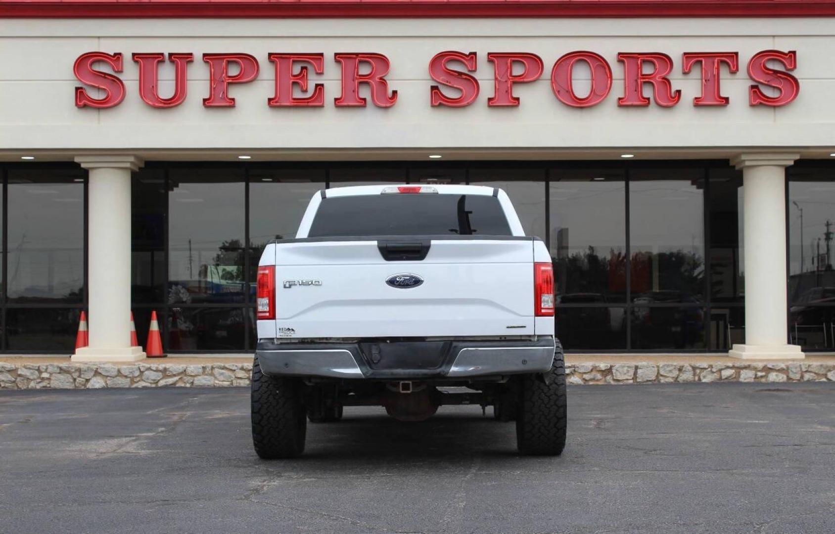 2016 White Ford F-150 XLT SuperCrew 6.5-ft. Bed 4WD (1FTEW1EF0GK) with an 5.0L V8 engine, 6A transmission, located at 4301 NW 39th , Oklahoma City, OK, 73112, (405) 949-5600, 35.512135, -97.598671 - NO DRIVERS LICENCE NO-FULL COVERAGE INSURANCE-NO CREDIT CHECK. COME ON OVER TO SUPERSPORTS AND TAKE A LOOK AND TEST DRIVE. PLEASE GIVE US A CALL AT (405) 949-5600. NO LICENSIA DE MANEJAR- NO SEGURO DE COBERTURA TOTAL- NO VERIFICACCION DE CREDITO. POR FAVOR VENGAN A SUPERSPORTS, ECHE UN - Photo#4