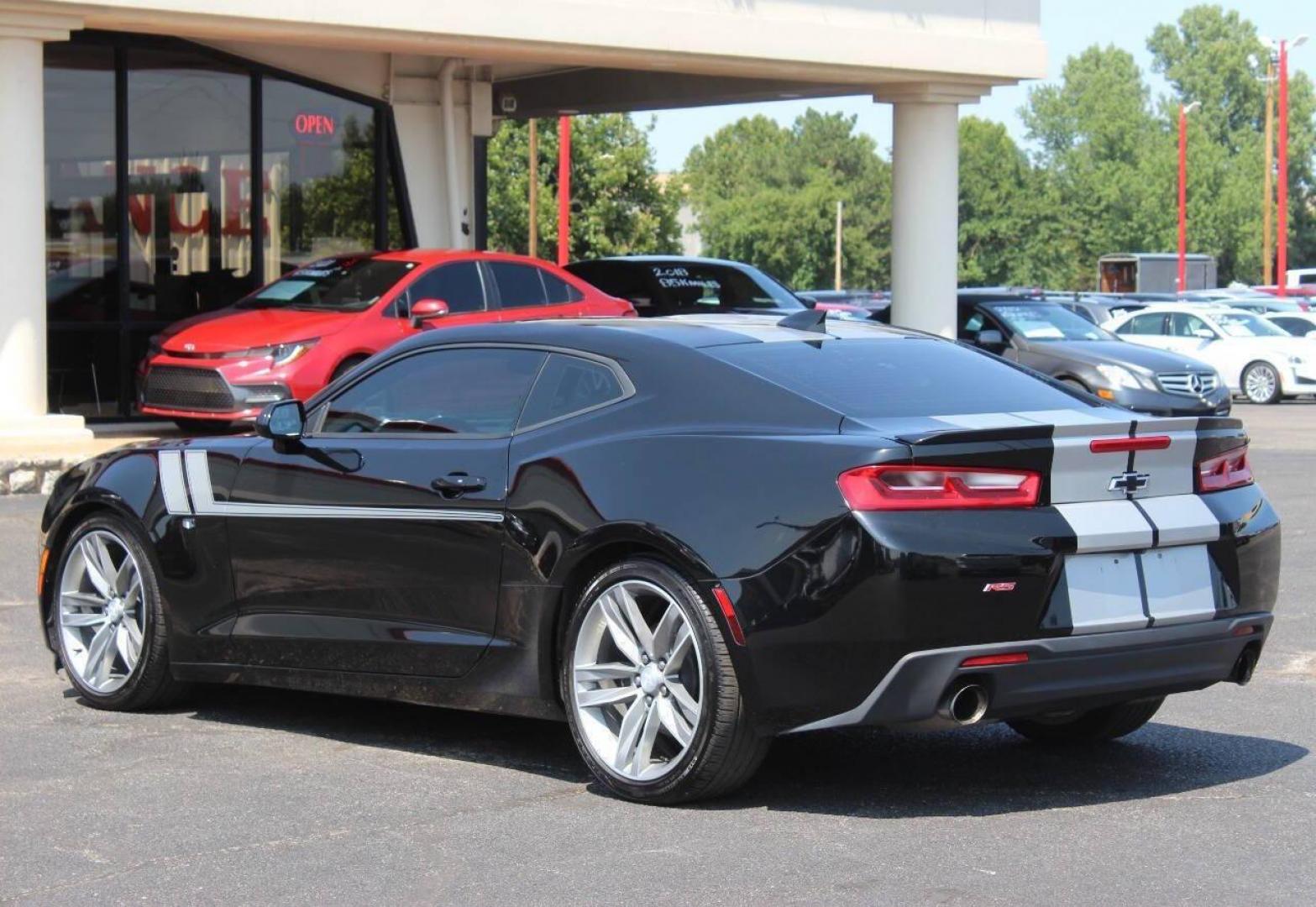 2018 Black Chevrolet Camaro 1LT Coupe (1G1FB1RS5J0) with an 3.6L V6 DOHC 24V engine, 6A transmission, located at 4301 NW 39th , Oklahoma City, OK, 73112, (405) 949-5600, 35.512135, -97.598671 - NO DRIVERS LICENCE NO-FULL COVERAGE INSURANCE-NO CREDIT CHECK. COME ON OVER TO SUPERSPORTS AND TAKE A LOOK AND TEST DRIVE. PLEASE GIVE US A CALL AT (405) 949-5600. NO LICENSIA DE MANEJAR- NO SEGURO DE COBERTURA TOTAL- NO VERIFICACCION DE CREDITO. POR FAVOR VENGAN A SUPERSPORTS, ECHE UN - Photo#5