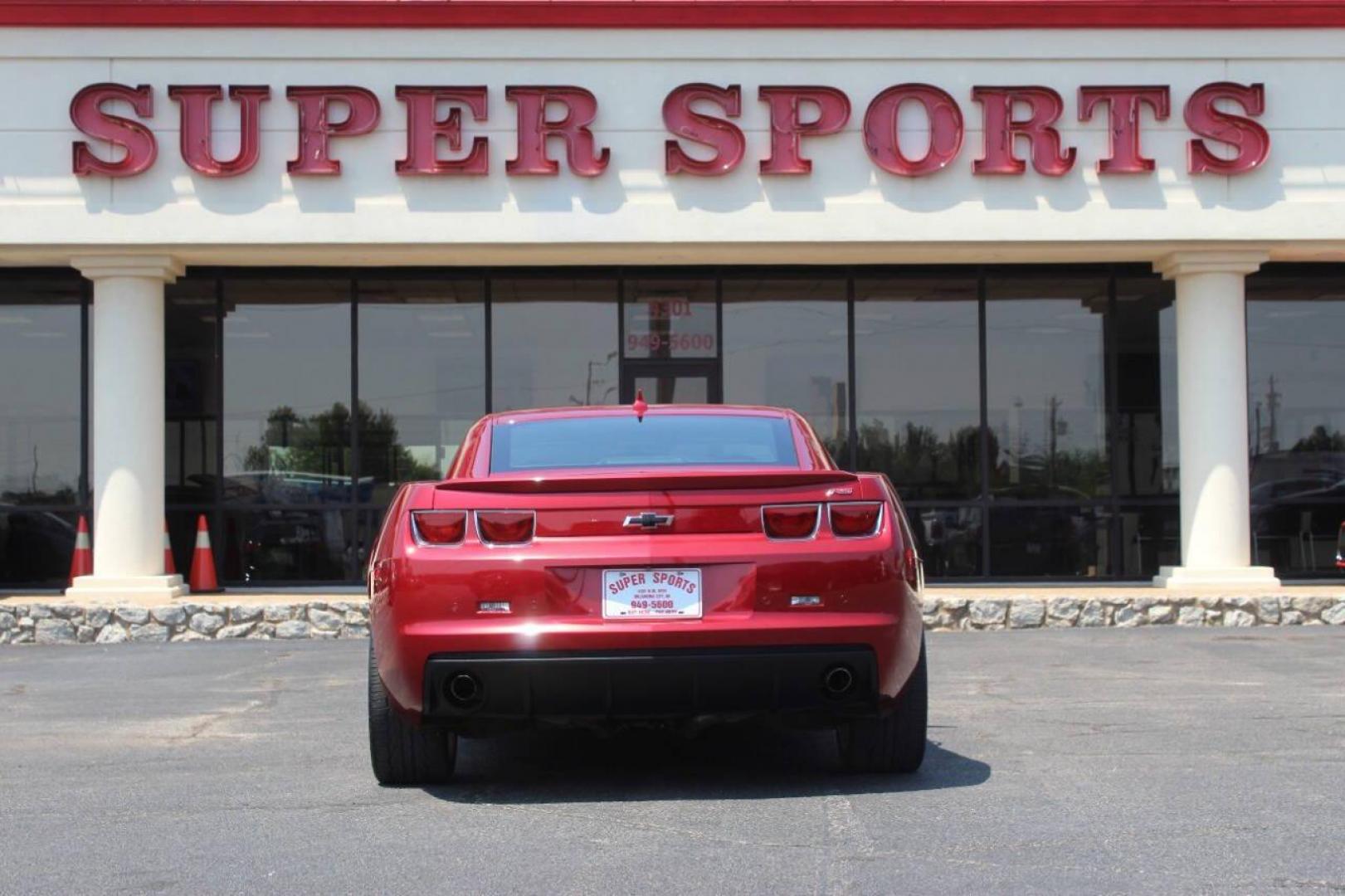 2013 Red Chevrolet Camaro Coupe 2LT (2G1FC1E3XD9) with an 3.6L V6 DOHC 24V FFV engine, 6-Speed Automatic transmission, located at 4301 NW 39th , Oklahoma City, OK, 73112, (405) 949-5600, 35.512135, -97.598671 - NO DRIVERS LICENCE NO-FULL COVERAGE INSURANCE-NO CREDIT CHECK. COME ON OVER TO SUPERSPORTS AND TAKE A LOOK AND TEST DRIVE. PLEASE GIVE US A CALL AT (405) 949-5600. NO LICENSIA DE MANEJAR- NO SEGURO DE COBERTURA TOTAL- NO VERIFICACCION DE CREDITO. POR FAVOR VENGAN A SUPERSPORTS, ECHE UN - Photo#4