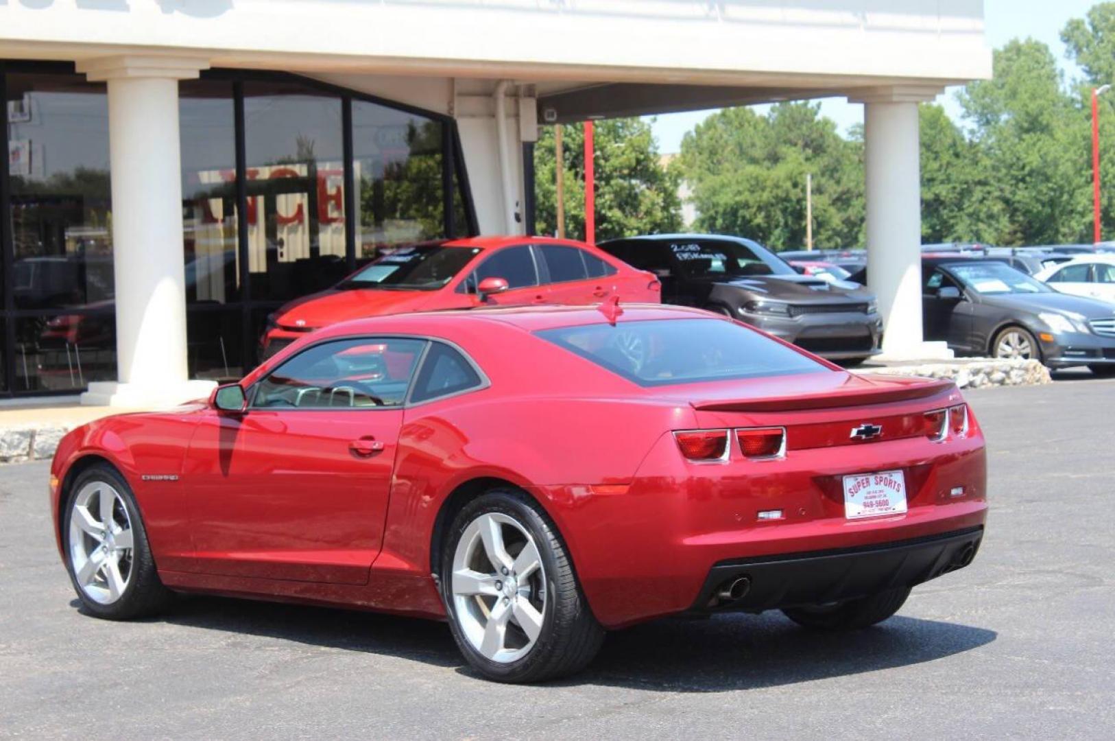 2013 Red Chevrolet Camaro Coupe 2LT (2G1FC1E3XD9) with an 3.6L V6 DOHC 24V FFV engine, 6-Speed Automatic transmission, located at 4301 NW 39th , Oklahoma City, OK, 73112, (405) 949-5600, 35.512135, -97.598671 - NO DRIVERS LICENCE NO-FULL COVERAGE INSURANCE-NO CREDIT CHECK. COME ON OVER TO SUPERSPORTS AND TAKE A LOOK AND TEST DRIVE. PLEASE GIVE US A CALL AT (405) 949-5600. NO LICENSIA DE MANEJAR- NO SEGURO DE COBERTURA TOTAL- NO VERIFICACCION DE CREDITO. POR FAVOR VENGAN A SUPERSPORTS, ECHE UN - Photo#5