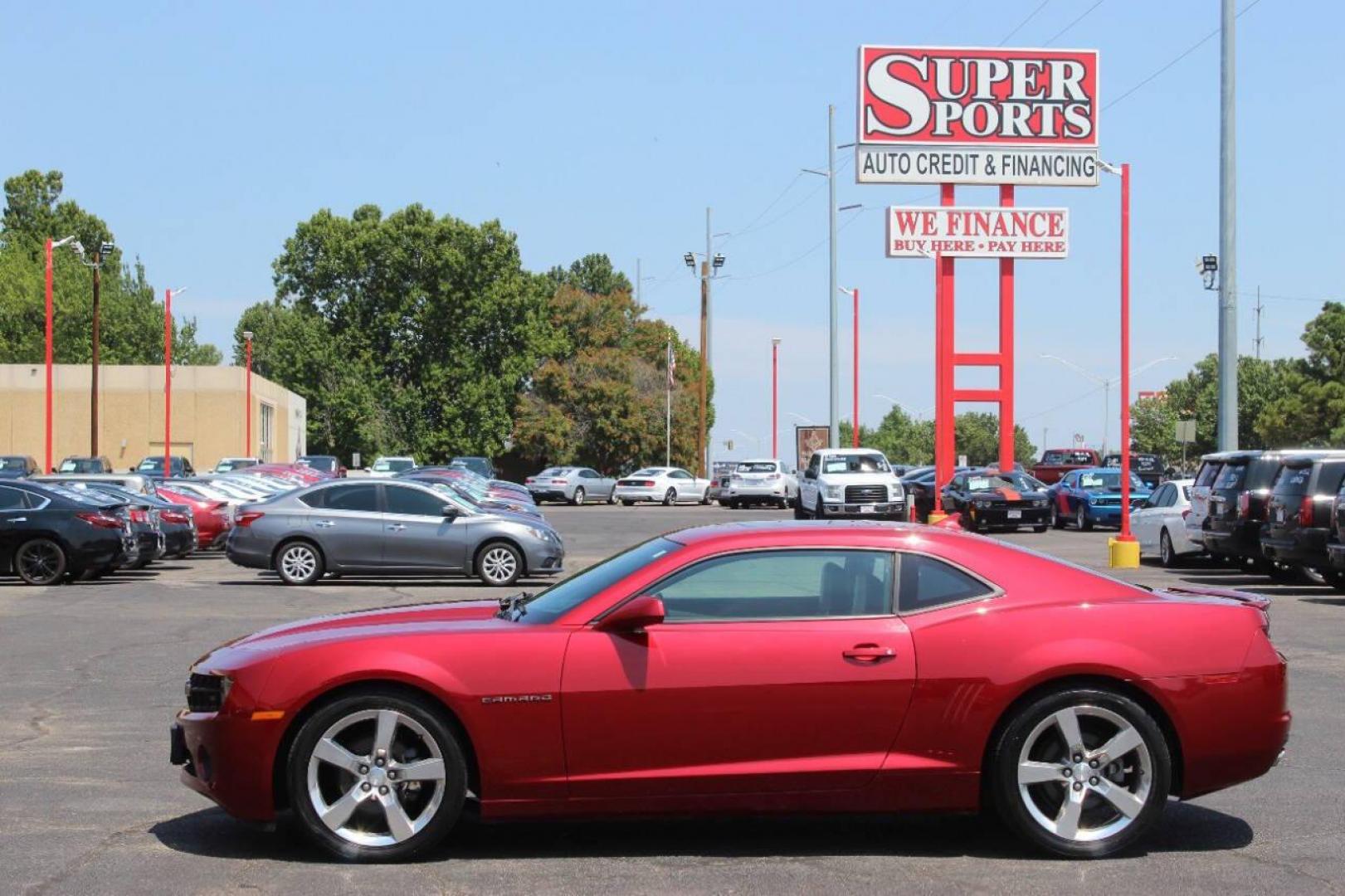 2013 Red Chevrolet Camaro Coupe 2LT (2G1FC1E3XD9) with an 3.6L V6 DOHC 24V FFV engine, 6-Speed Automatic transmission, located at 4301 NW 39th , Oklahoma City, OK, 73112, (405) 949-5600, 35.512135, -97.598671 - NO DRIVERS LICENCE NO-FULL COVERAGE INSURANCE-NO CREDIT CHECK. COME ON OVER TO SUPERSPORTS AND TAKE A LOOK AND TEST DRIVE. PLEASE GIVE US A CALL AT (405) 949-5600. NO LICENSIA DE MANEJAR- NO SEGURO DE COBERTURA TOTAL- NO VERIFICACCION DE CREDITO. POR FAVOR VENGAN A SUPERSPORTS, ECHE UN - Photo#6