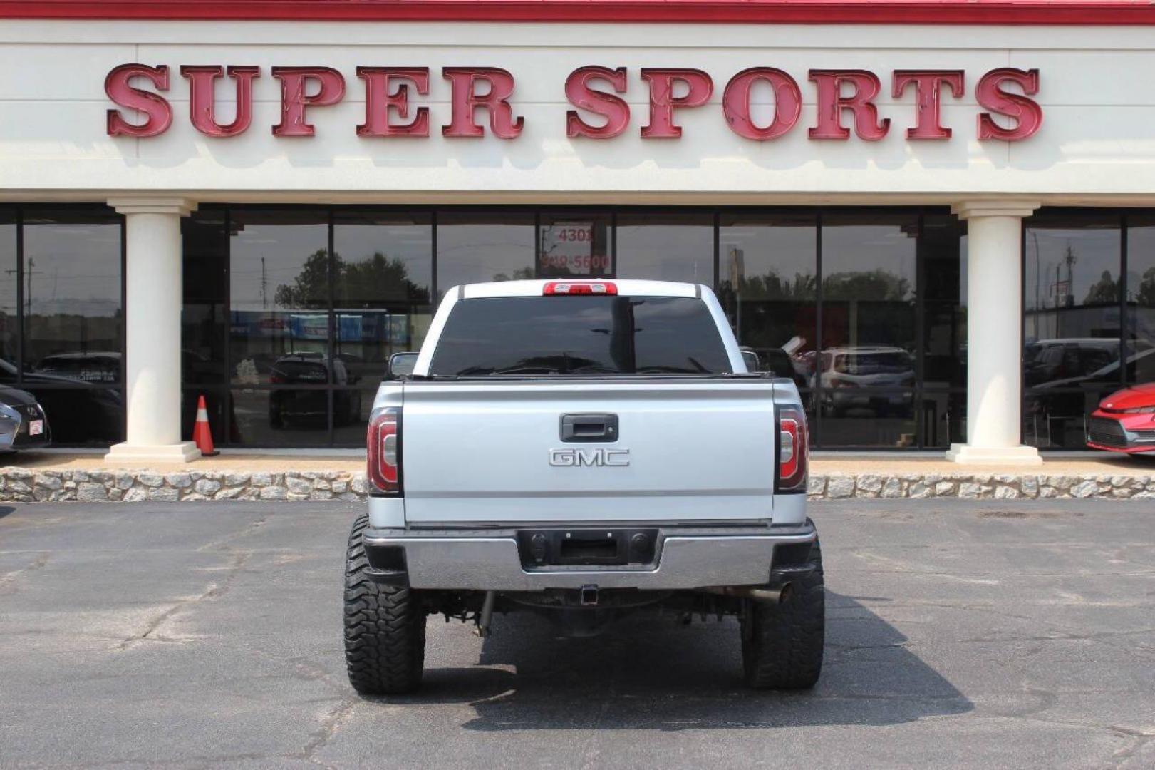 2018 Silver GMC Sierra 1500 SLT Crew Cab Short Box 4WD (3GTU2NEC6JG) with an 5.3L V8 OHV 16V engine, 6A transmission, located at 4301 NW 39th , Oklahoma City, OK, 73112, (405) 949-5600, 35.512135, -97.598671 - NO DRIVERS LICENCE NO-FULL COVERAGE INSURANCE-NO CREDIT CHECK. COME ON OVER TO SUPERSPORTS AND TAKE A LOOK AND TEST DRIVE. PLEASE GIVE US A CALL AT (405) 949-5600. NO LICENSIA DE MANEJAR- NO SEGURO DE COBERTURA TOTAL- NO VERIFICACCION DE CREDITO. POR FAVOR VENGAN A SUPERSPORTS, ECHE UN - Photo#4