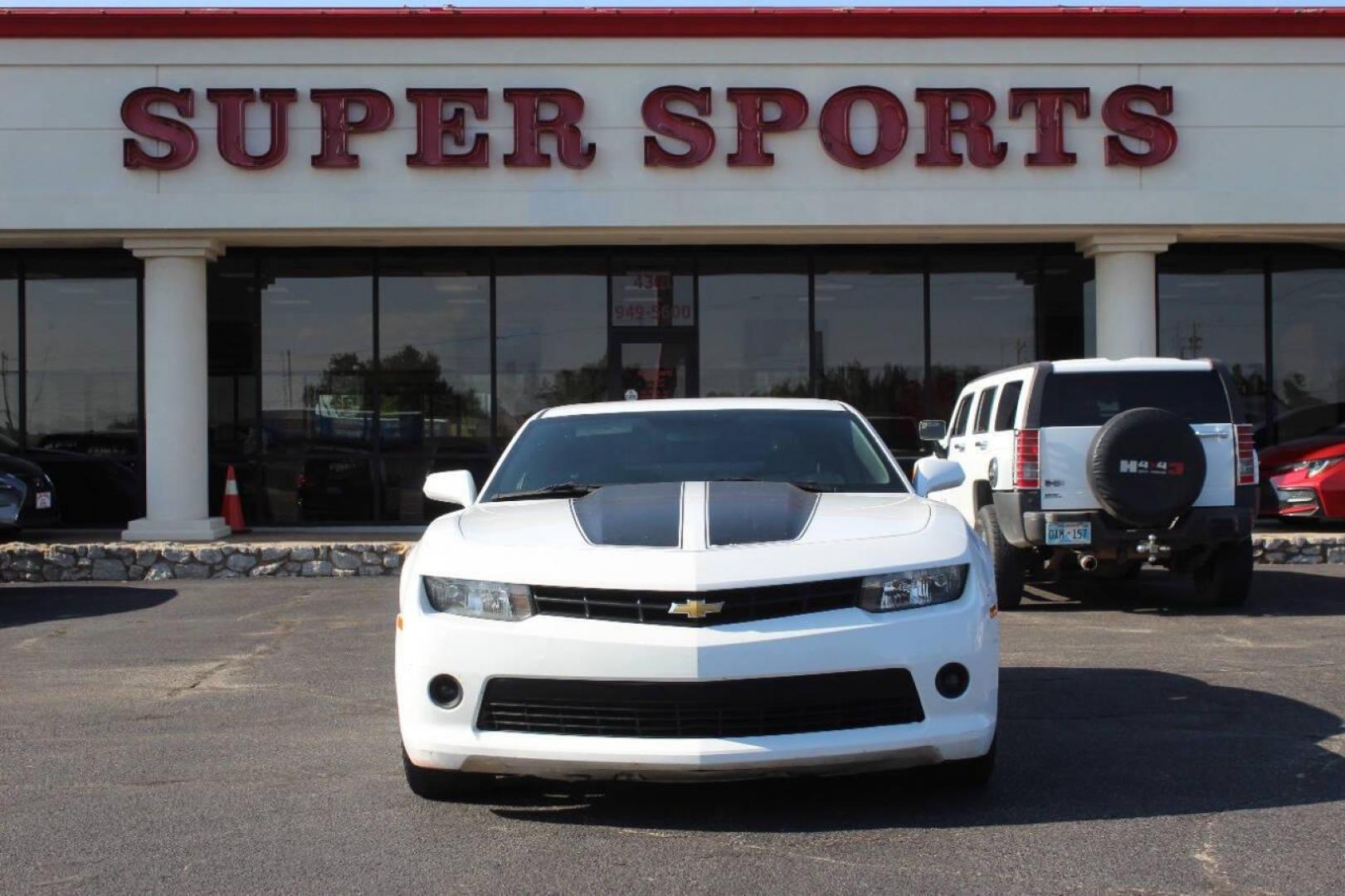 2015 White Chevrolet Camaro 1LT Coupe (2G1FD1E3XF9) with an 3.6L V6 DOHC 24V FFV engine, 6-Speed Automatic transmission, located at 4301 NW 39th , Oklahoma City, OK, 73112, (405) 949-5600, 35.512135, -97.598671 - NO DRIVERS LICENCE NO-FULL COVERAGE INSURANCE-NO CREDIT CHECK. COME ON OVER TO SUPERSPORTS AND TAKE A LOOK AND TEST DRIVE. PLEASE GIVE US A CALL AT (405) 949-5600. NO LICENSIA DE MANEJAR- NO SEGURO DE COBERTURA TOTAL- NO VERIFICACCION DE CREDITO. POR FAVOR VENGAN A SUPERSPORTS, ECHE UN - Photo#2