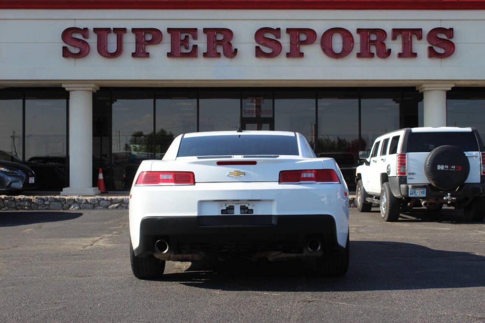 2015 White Chevrolet Camaro 1LT Coupe (2G1FD1E3XF9) with an 3.6L V6 DOHC 24V FFV engine, 6-Speed Automatic transmission, located at 4301 NW 39th , Oklahoma City, OK, 73112, (405) 949-5600, 35.512135, -97.598671 - NO DRIVERS LICENCE NO-FULL COVERAGE INSURANCE-NO CREDIT CHECK. COME ON OVER TO SUPERSPORTS AND TAKE A LOOK AND TEST DRIVE. PLEASE GIVE US A CALL AT (405) 949-5600. NO LICENSIA DE MANEJAR- NO SEGURO DE COBERTURA TOTAL- NO VERIFICACCION DE CREDITO. POR FAVOR VENGAN A SUPERSPORTS, ECHE UN - Photo#4