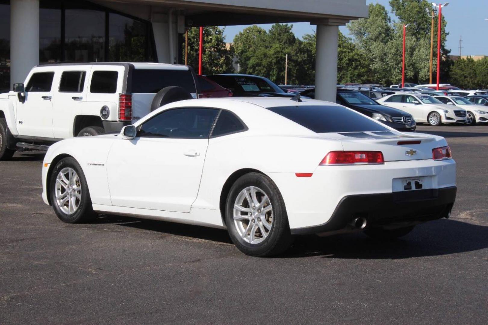 2015 White Chevrolet Camaro 1LT Coupe (2G1FD1E3XF9) with an 3.6L V6 DOHC 24V FFV engine, 6-Speed Automatic transmission, located at 4301 NW 39th , Oklahoma City, OK, 73112, (405) 949-5600, 35.512135, -97.598671 - NO DRIVERS LICENCE NO-FULL COVERAGE INSURANCE-NO CREDIT CHECK. COME ON OVER TO SUPERSPORTS AND TAKE A LOOK AND TEST DRIVE. PLEASE GIVE US A CALL AT (405) 949-5600. NO LICENSIA DE MANEJAR- NO SEGURO DE COBERTURA TOTAL- NO VERIFICACCION DE CREDITO. POR FAVOR VENGAN A SUPERSPORTS, ECHE UN - Photo#5