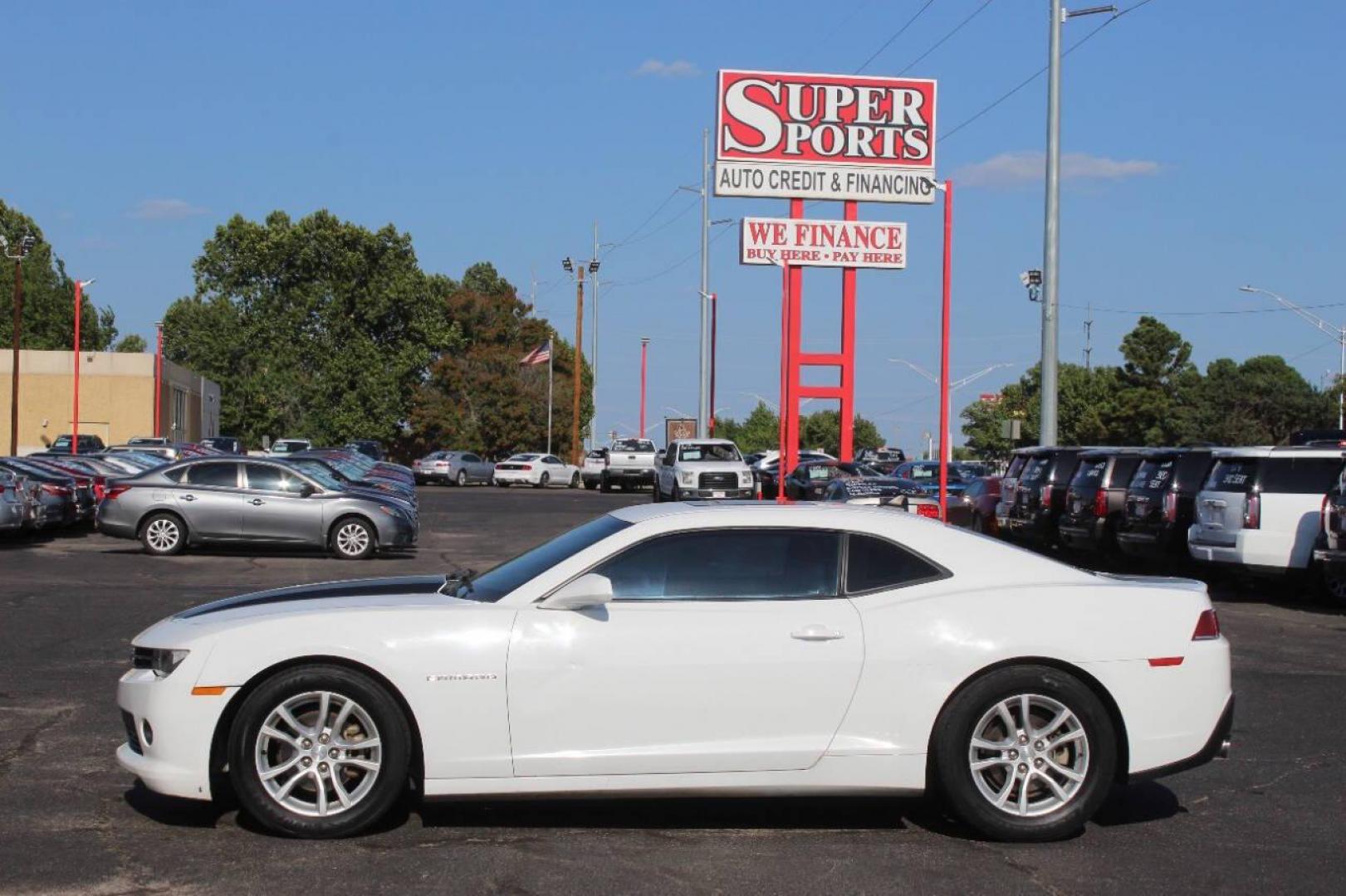 2015 White Chevrolet Camaro 1LT Coupe (2G1FD1E3XF9) with an 3.6L V6 DOHC 24V FFV engine, 6-Speed Automatic transmission, located at 4301 NW 39th , Oklahoma City, OK, 73112, (405) 949-5600, 35.512135, -97.598671 - NO DRIVERS LICENCE NO-FULL COVERAGE INSURANCE-NO CREDIT CHECK. COME ON OVER TO SUPERSPORTS AND TAKE A LOOK AND TEST DRIVE. PLEASE GIVE US A CALL AT (405) 949-5600. NO LICENSIA DE MANEJAR- NO SEGURO DE COBERTURA TOTAL- NO VERIFICACCION DE CREDITO. POR FAVOR VENGAN A SUPERSPORTS, ECHE UN - Photo#6