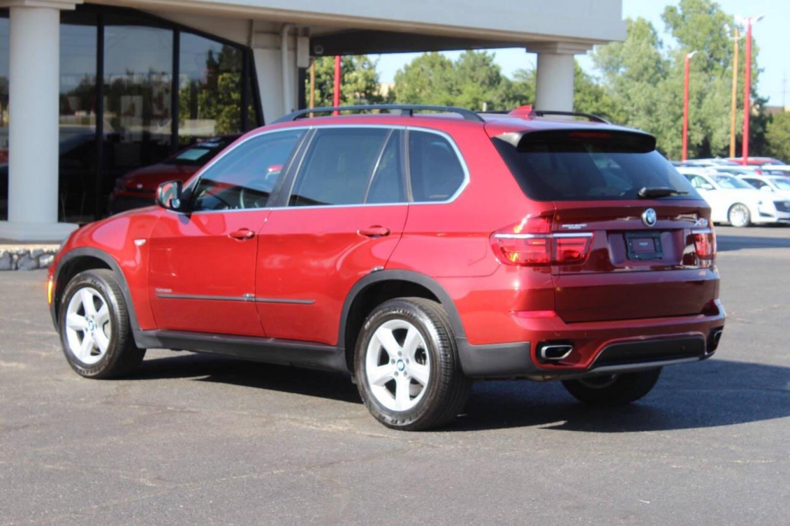 2013 Burgundy BMW X5 xDrive50i (5UXZV8C53DL) with an 4.8L V8 DOHC 32V engine, 6-Speed Automatic transmission, located at 4301 NW 39th , Oklahoma City, OK, 73112, (405) 949-5600, 35.512135, -97.598671 - NO DRIVERS LICENCE NO-FULL COVERAGE INSURANCE-NO CREDIT CHECK. COME ON OVER TO SUPERSPORTS AND TAKE A LOOK AND TEST DRIVE. PLEASE GIVE US A CALL AT (405) 949-5600. NO LICENSIA DE MANEJAR- NO SEGURO DE COBERTURA TOTAL- NO VERIFICACCION DE CREDITO. POR FAVOR VENGAN A SUPERSPORTS, ECHE UN - Photo#5