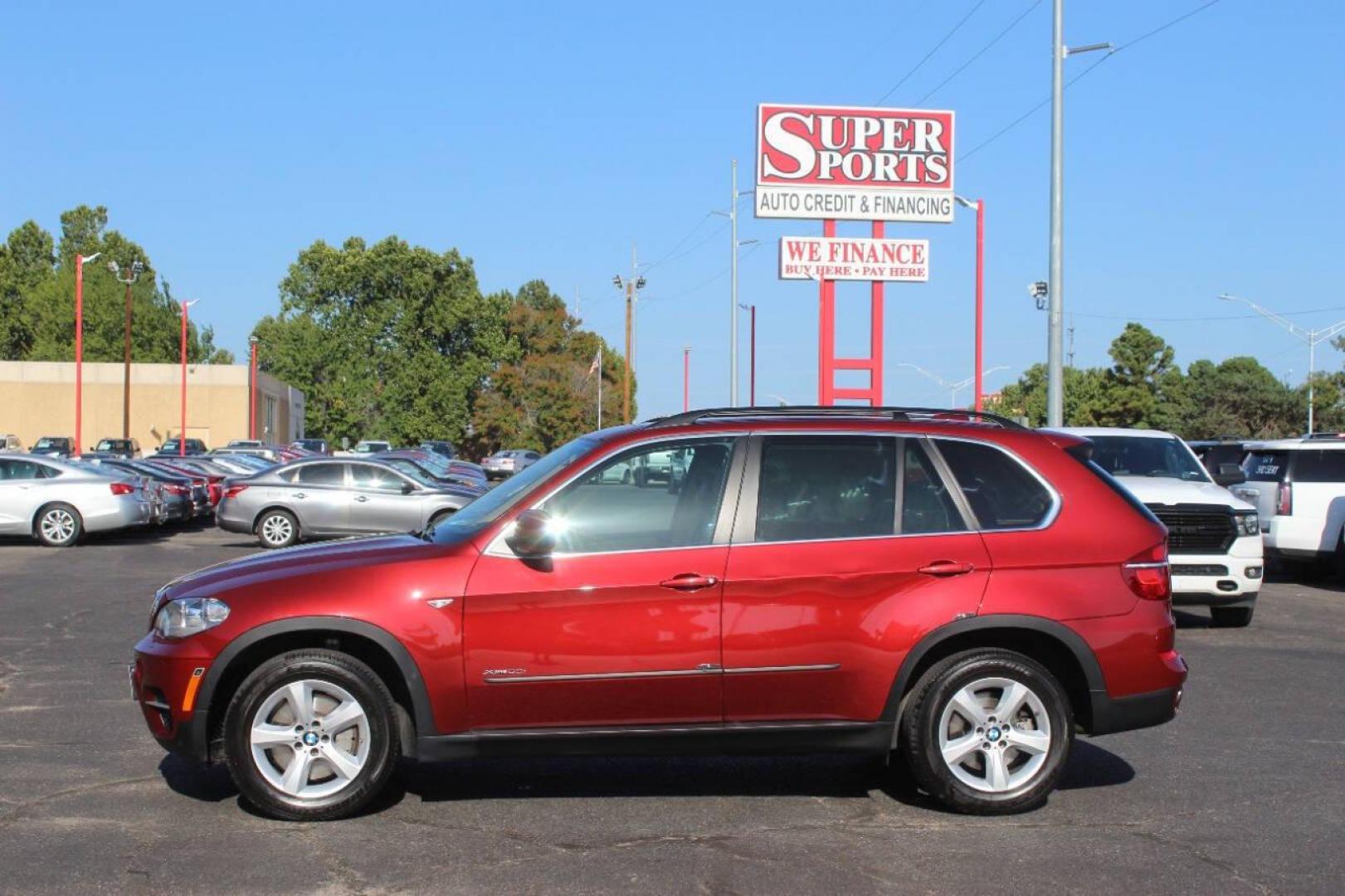 2013 Burgundy BMW X5 xDrive50i (5UXZV8C53DL) with an 4.8L V8 DOHC 32V engine, 6-Speed Automatic transmission, located at 4301 NW 39th , Oklahoma City, OK, 73112, (405) 949-5600, 35.512135, -97.598671 - NO DRIVERS LICENCE NO-FULL COVERAGE INSURANCE-NO CREDIT CHECK. COME ON OVER TO SUPERSPORTS AND TAKE A LOOK AND TEST DRIVE. PLEASE GIVE US A CALL AT (405) 949-5600. NO LICENSIA DE MANEJAR- NO SEGURO DE COBERTURA TOTAL- NO VERIFICACCION DE CREDITO. POR FAVOR VENGAN A SUPERSPORTS, ECHE UN - Photo#6