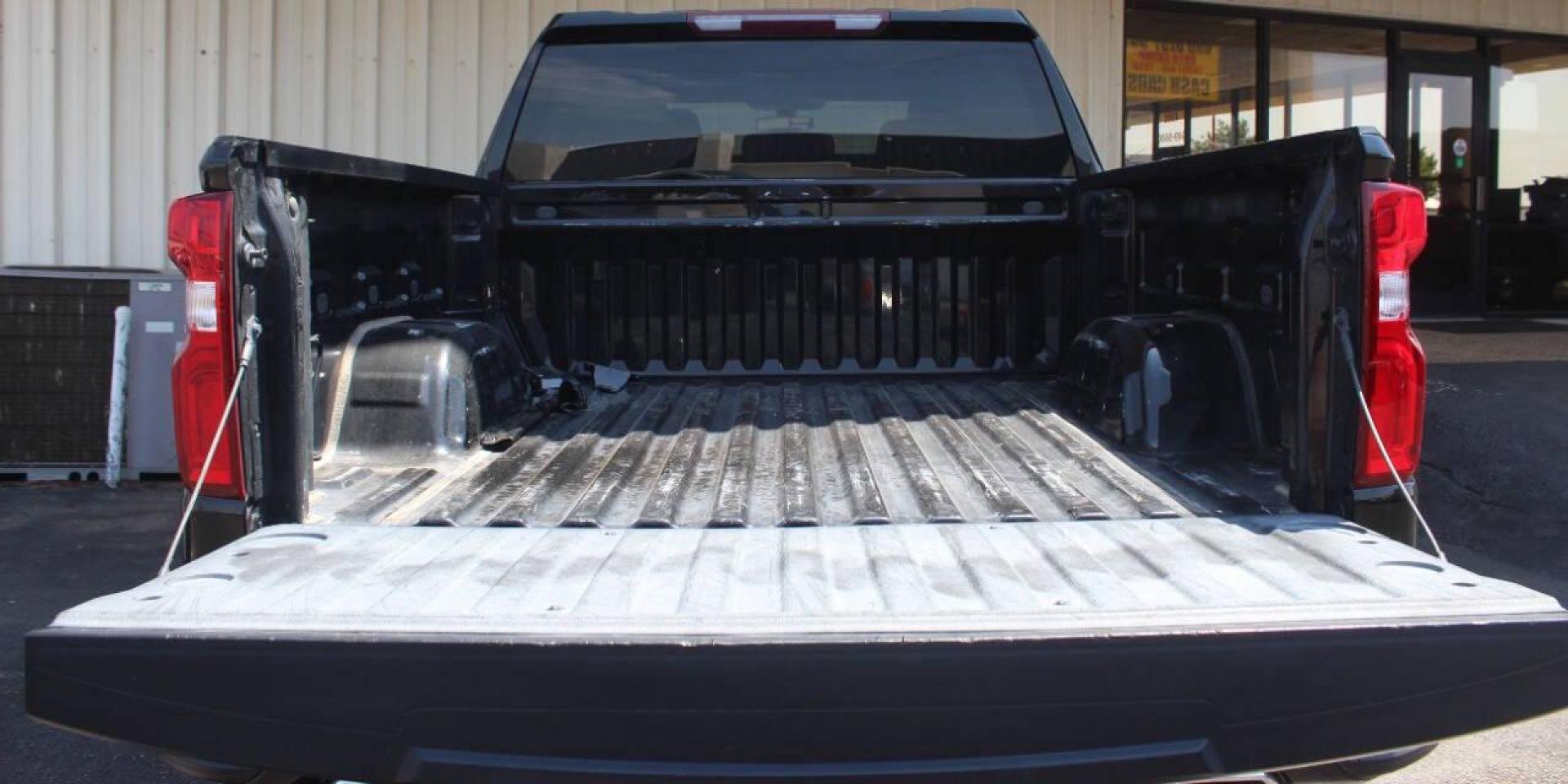 2020 Black Chevrolet Silverado 1500 RST Crew Cab 4WD (3GCUYEED5LG) with an 5.3L V8 OHV 16V engine, 6A transmission, located at 4301 NW 39th , Oklahoma City, OK, 73112, (405) 949-5600, 35.512135, -97.598671 - NO DRIVERS LICENCE NO-FULL COVERAGE INSURANCE-NO CREDIT CHECK. COME ON OVER TO SUPERSPORTS AND TAKE A LOOK AND TEST DRIVE. PLEASE GIVE US A CALL AT (405) 949-5600. NO LICENSIA DE MANEJAR- NO SEGURO DE COBERTURA TOTAL- NO VERIFICACCION DE CREDITO. POR FAVOR VENGAN A SUPERSPORTS, ECHE UN - Photo#12